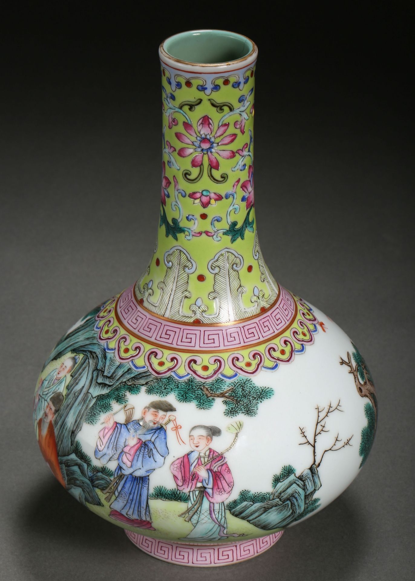 A Chinese Famille Rose Landscape Vase - Bild 2 aus 9