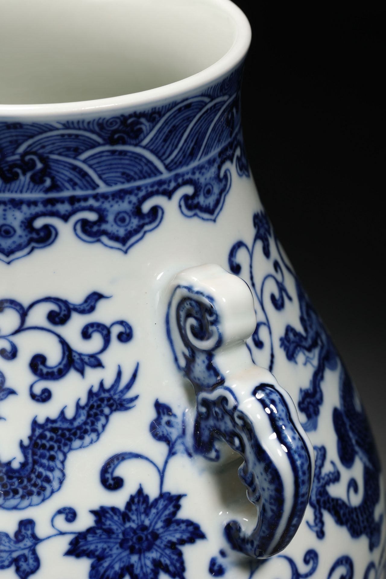 A Chinese Blue and White Dragon Zun Vase - Bild 4 aus 11