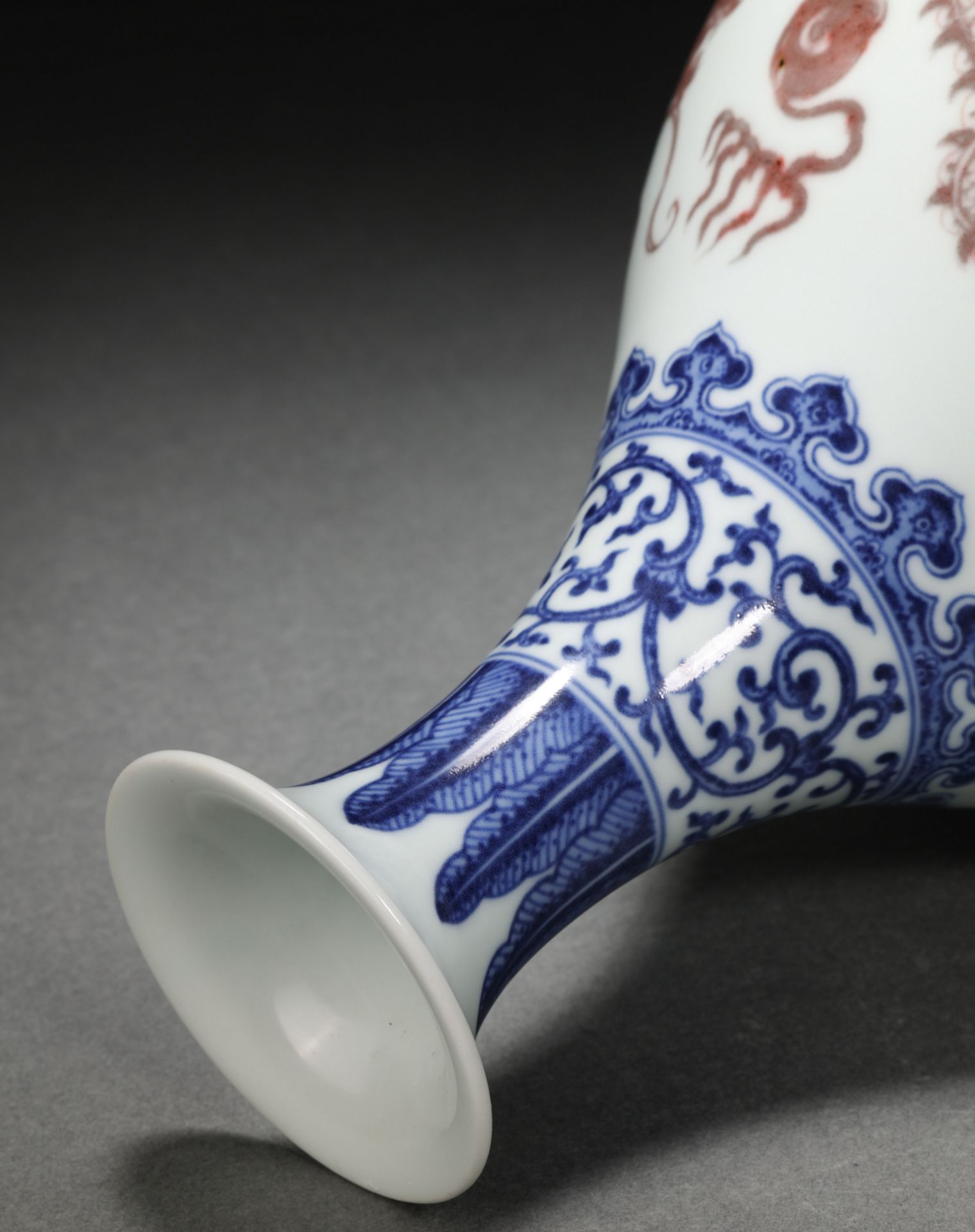 A Chinese Underglaze Blue and Copper Red Vase Yuhuchunping - Bild 8 aus 10
