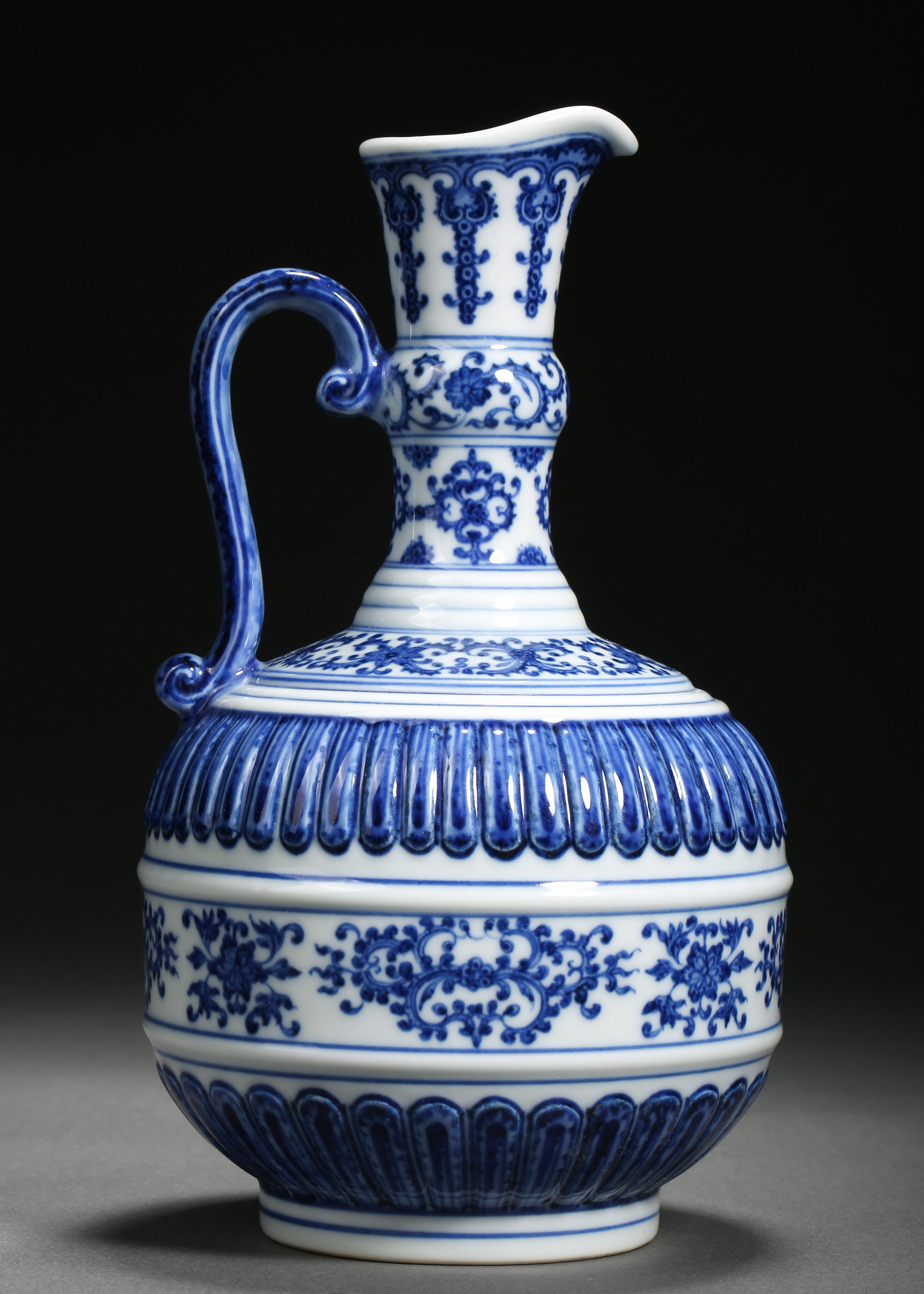 A Chinese Blue and White Floral Scrolls Ewer - Image 4 of 10