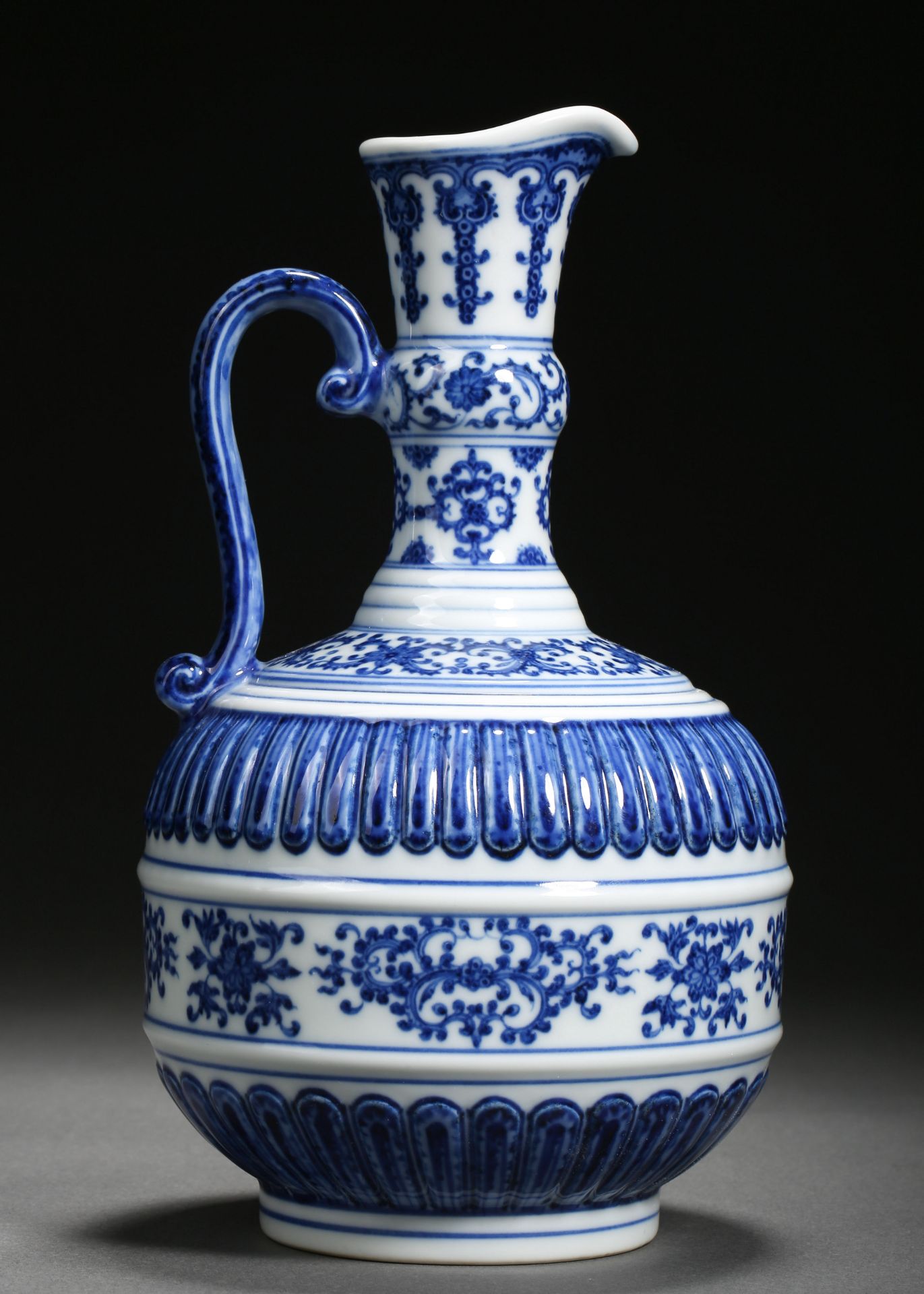 A Chinese Blue and White Floral Scrolls Ewer - Bild 4 aus 10