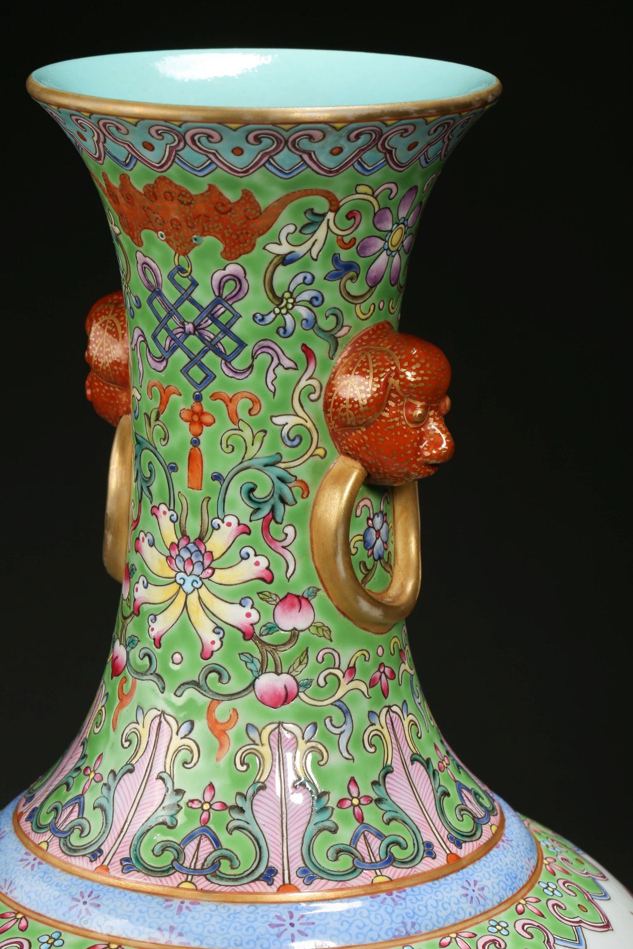 A Chinese Famille Rose Florette and Rock Vase - Bild 7 aus 11