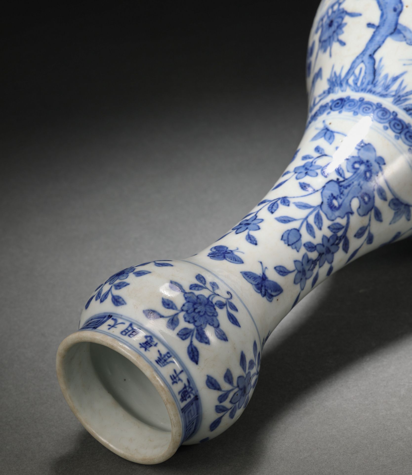 A Chinese Blue and White Garlic Head Vase - Bild 10 aus 11