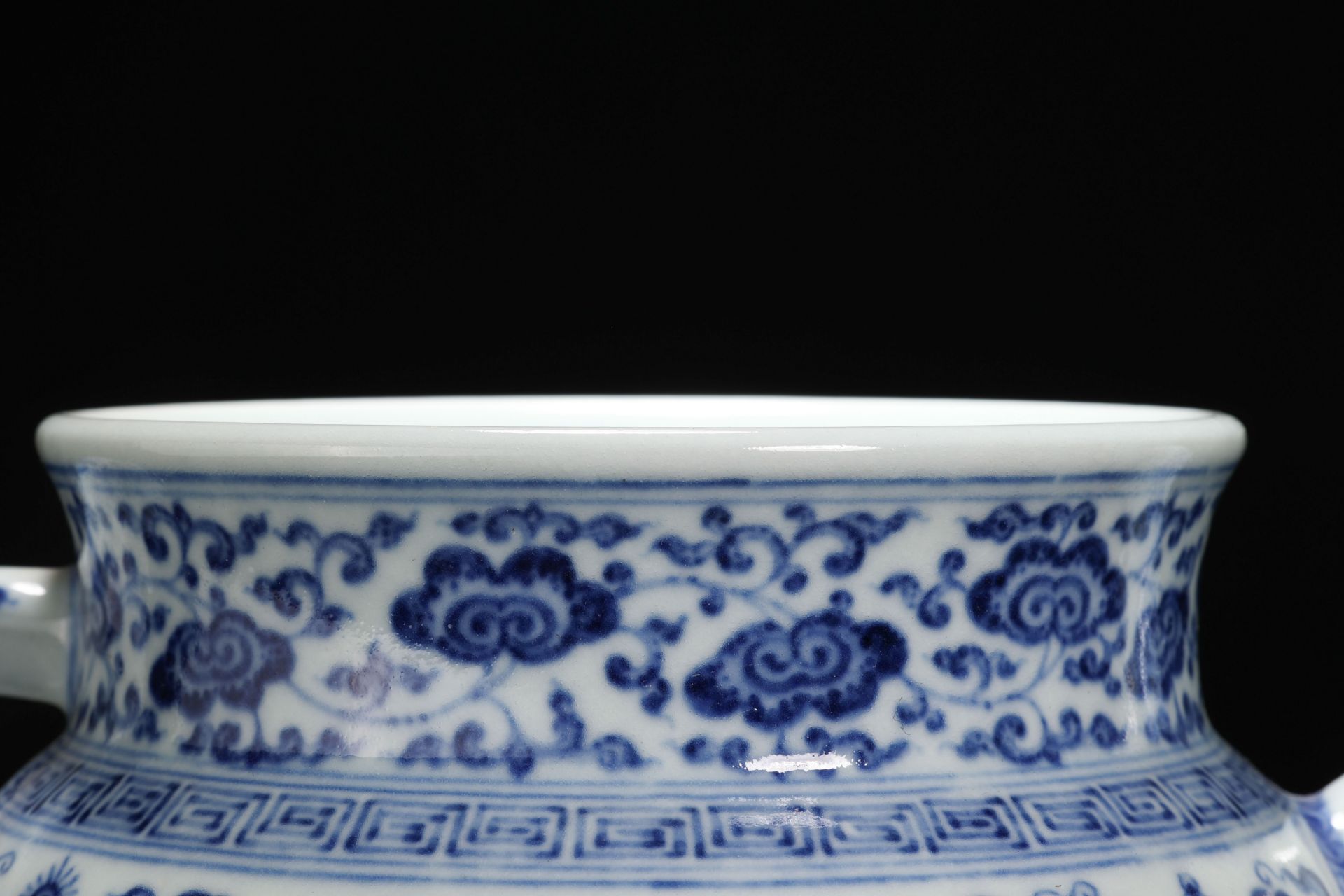 A Chinese Blue and White Eight Treasures Vessel He - Bild 10 aus 12