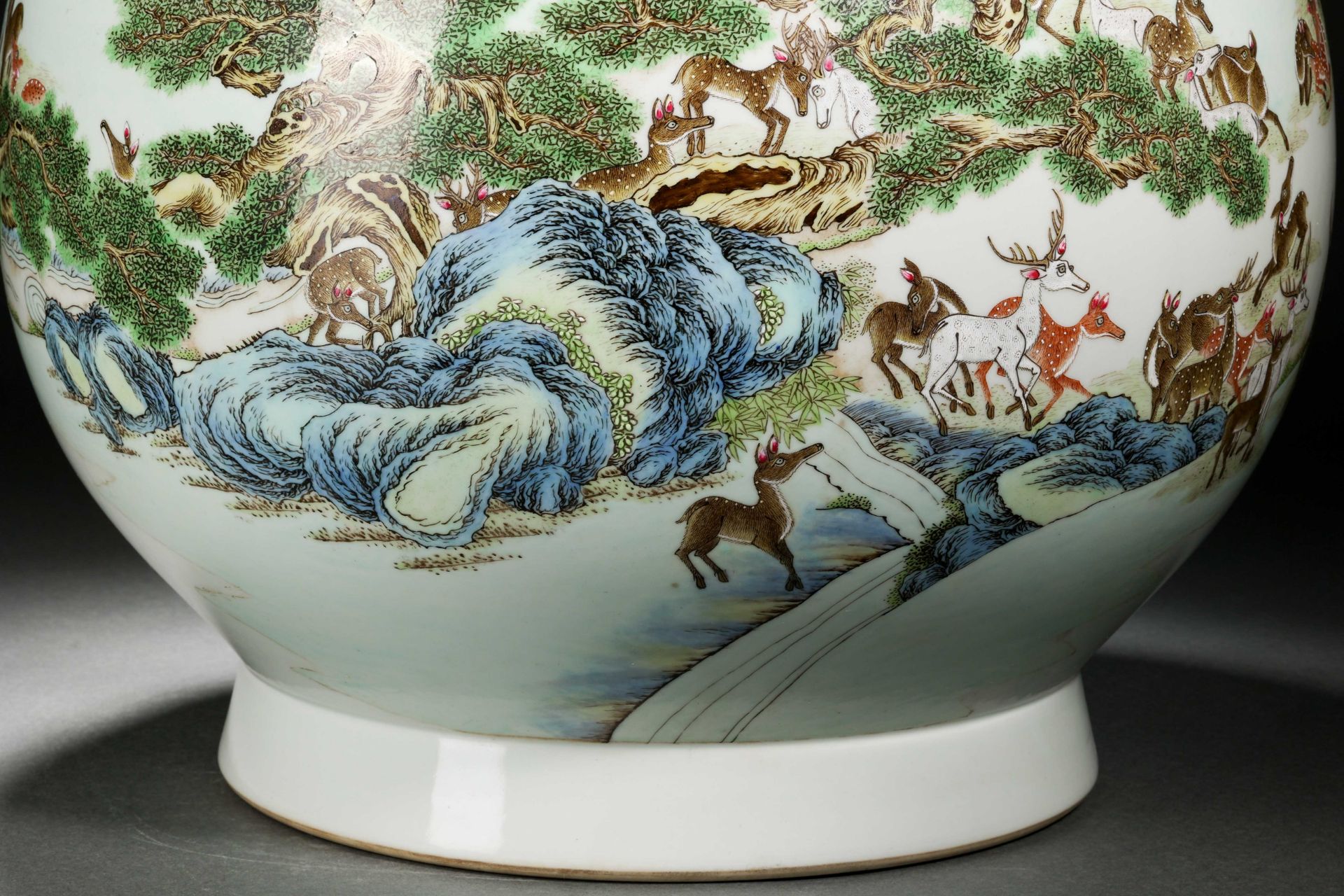 A Chinese Famille Rose Hundred Deers Zun Vase - Bild 11 aus 13