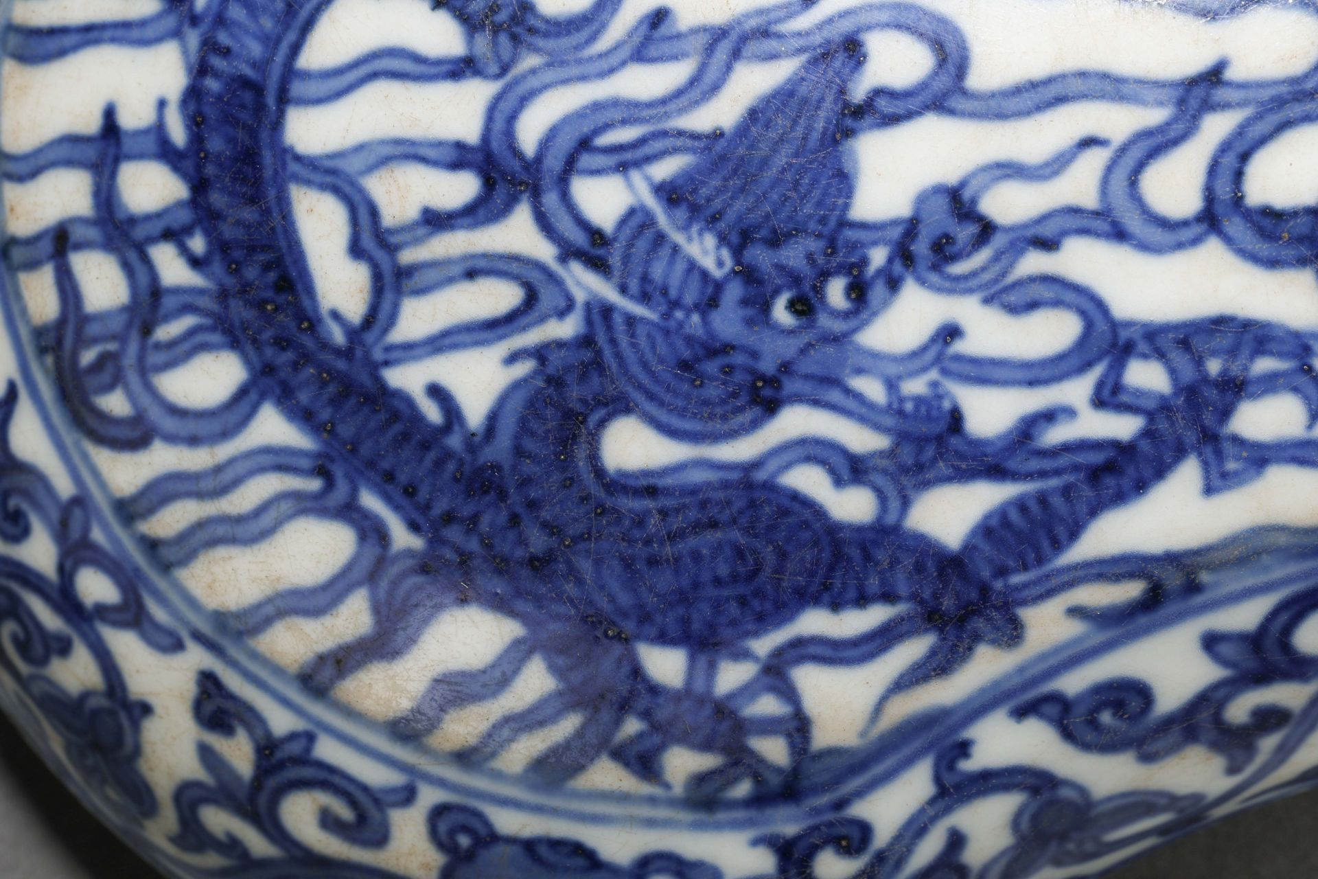 A Chinese Blue and White Dragons Box with Cover - Image 6 of 10