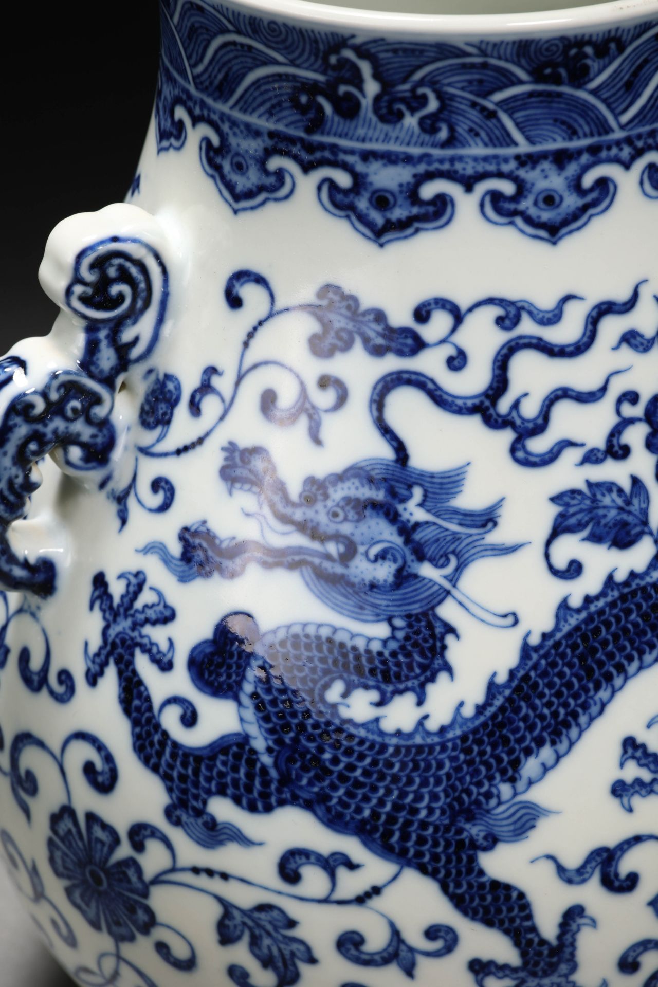 A Chinese Blue and White Dragon Zun Vase - Bild 5 aus 11