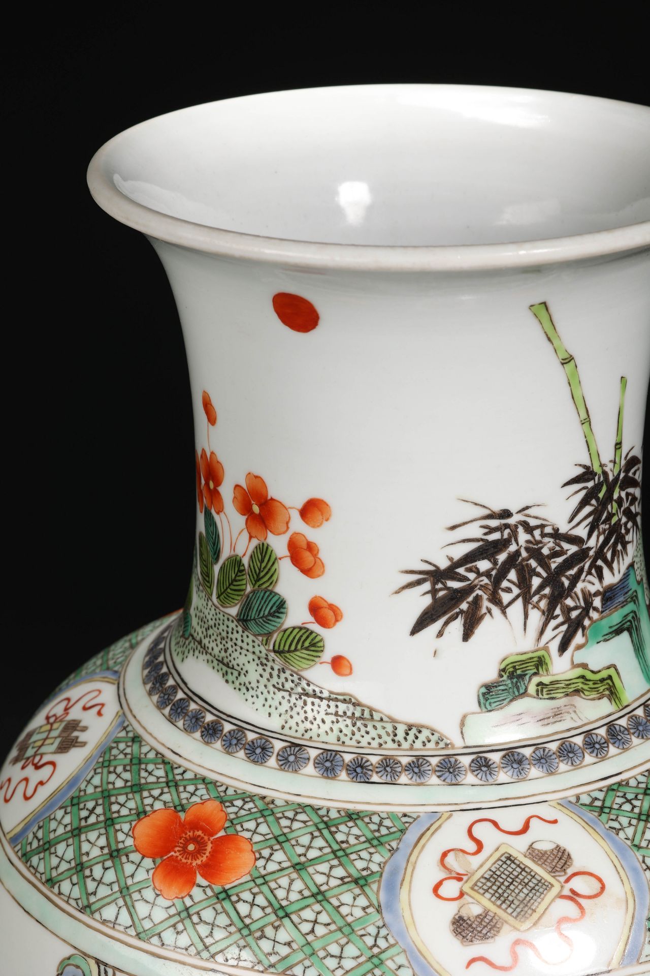 A Chinese Famille Verte Figural Story Vase - Bild 13 aus 15