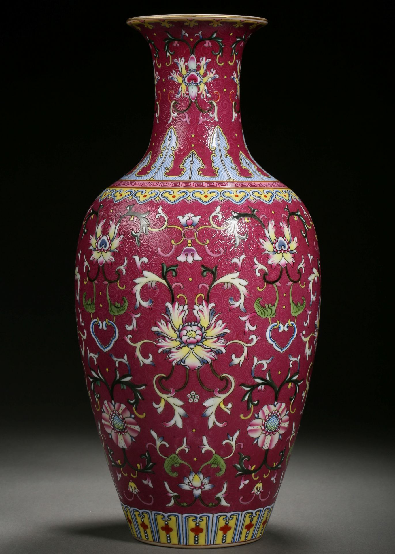 A Chinese Yangcai Glaze Florette Vase - Bild 4 aus 9