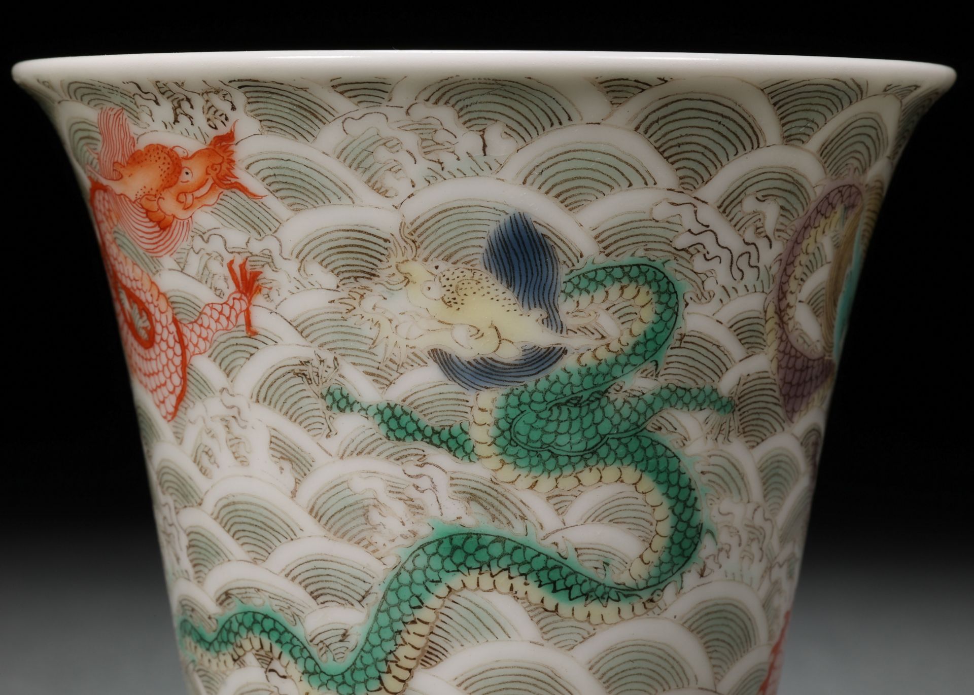 A Chinese Famille Verte Dragon Cup - Image 4 of 9