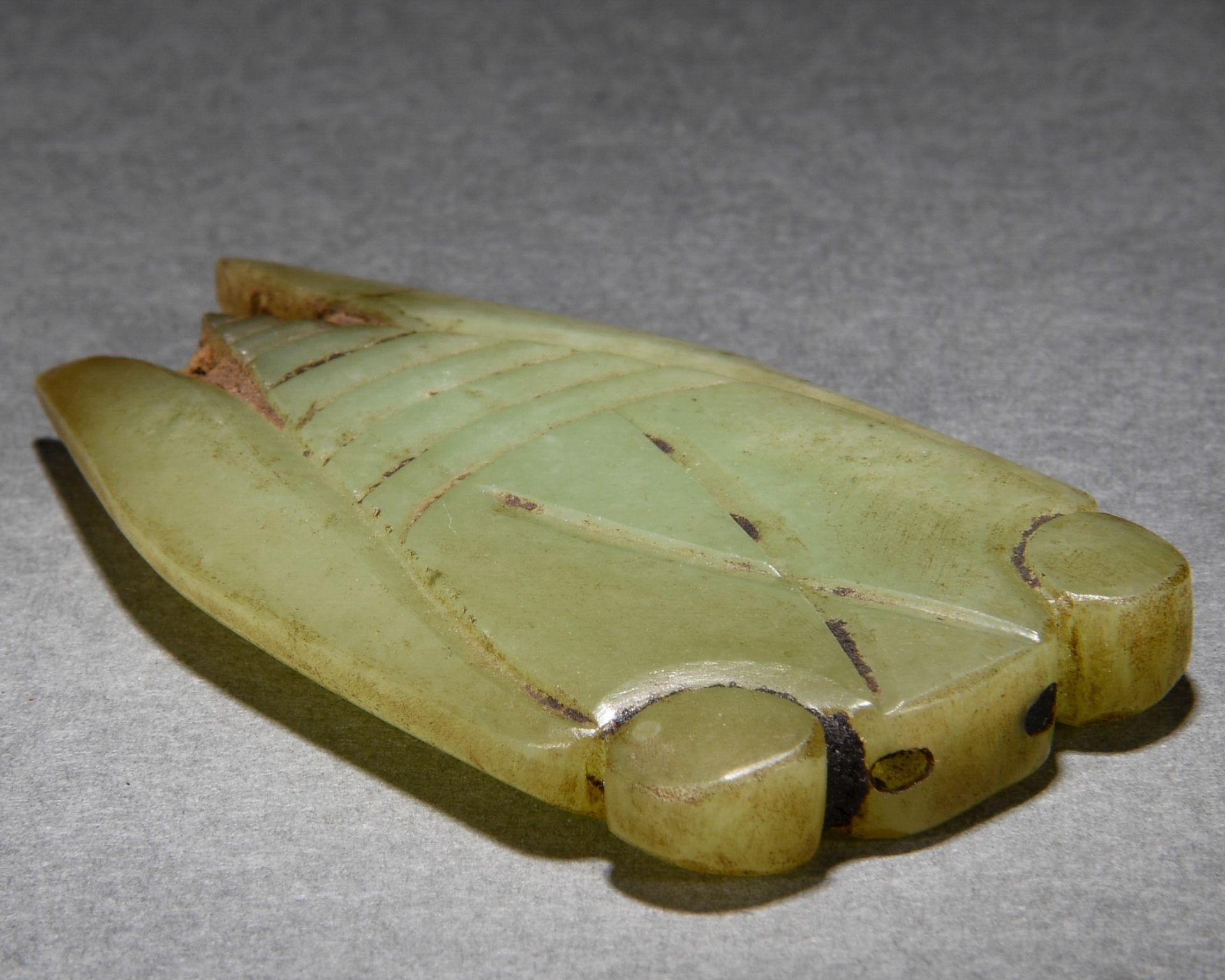 A Chinese Carved Celadon Jade Cicada - Bild 7 aus 7