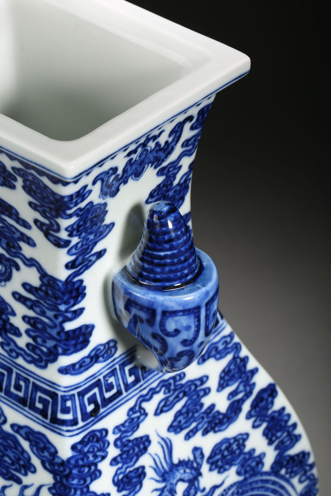 A Chinese Blue and White Dragon and Phoenix Vase Qianlong Mark - Bild 7 aus 11