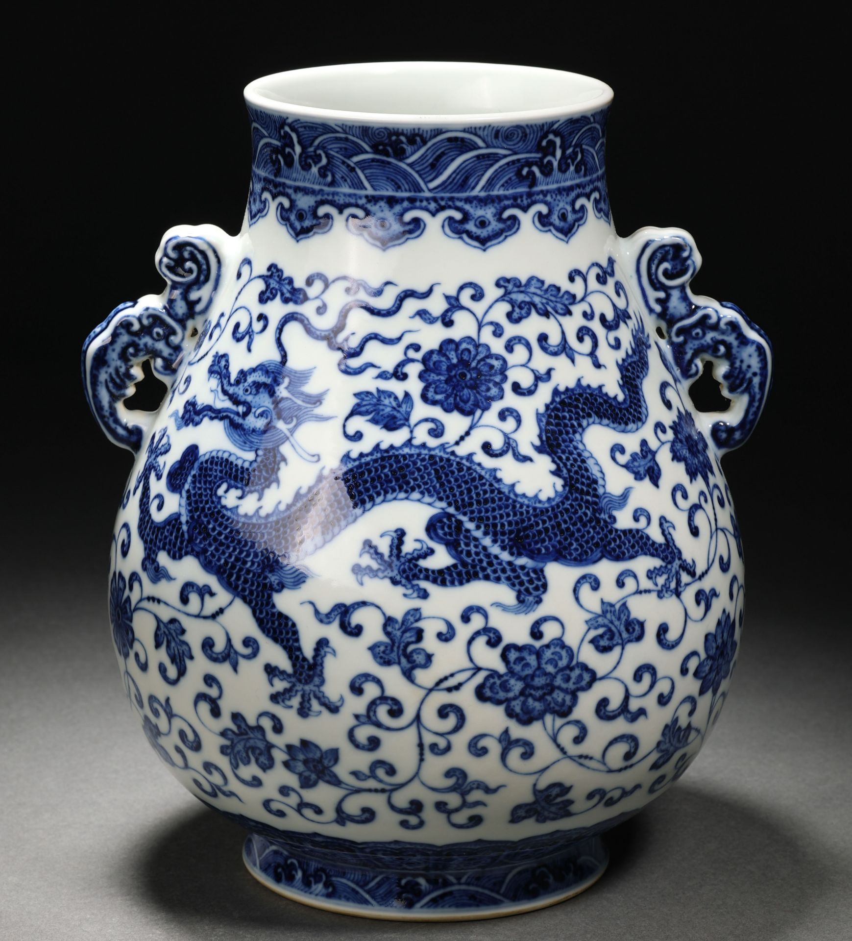 A Chinese Blue and White Dragon Zun Vase - Bild 7 aus 11