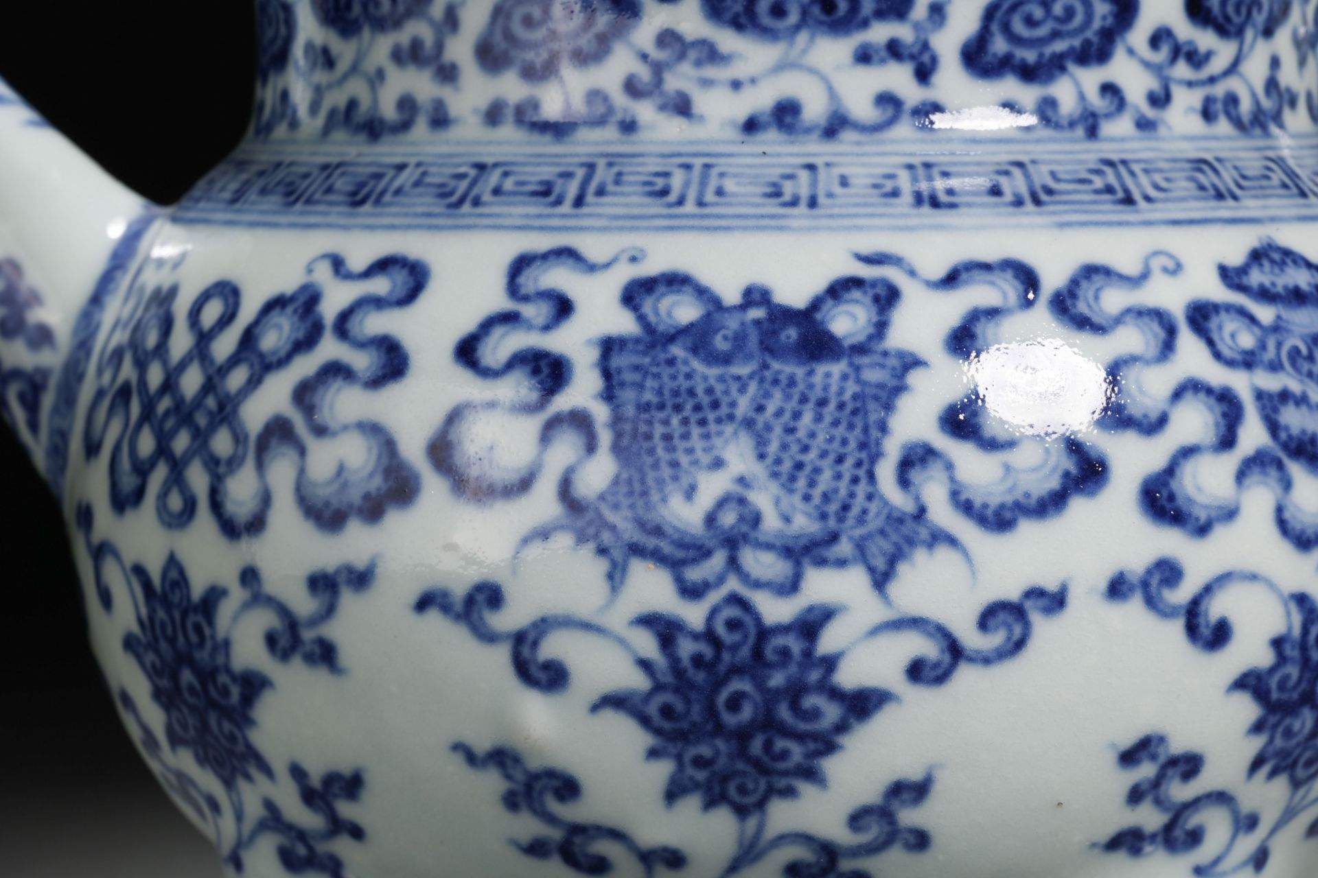 A Chinese Blue and White Eight Treasures Vessel He - Bild 5 aus 12