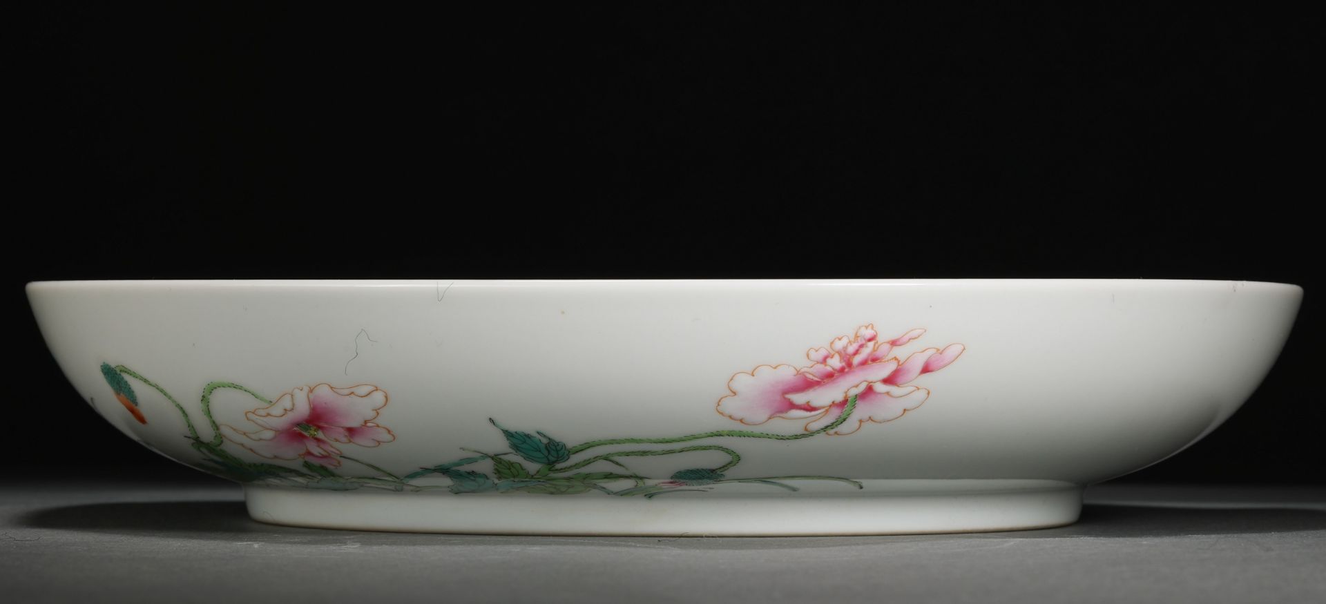 A Chinese Famille Rose Floral Saucer - Bild 3 aus 8