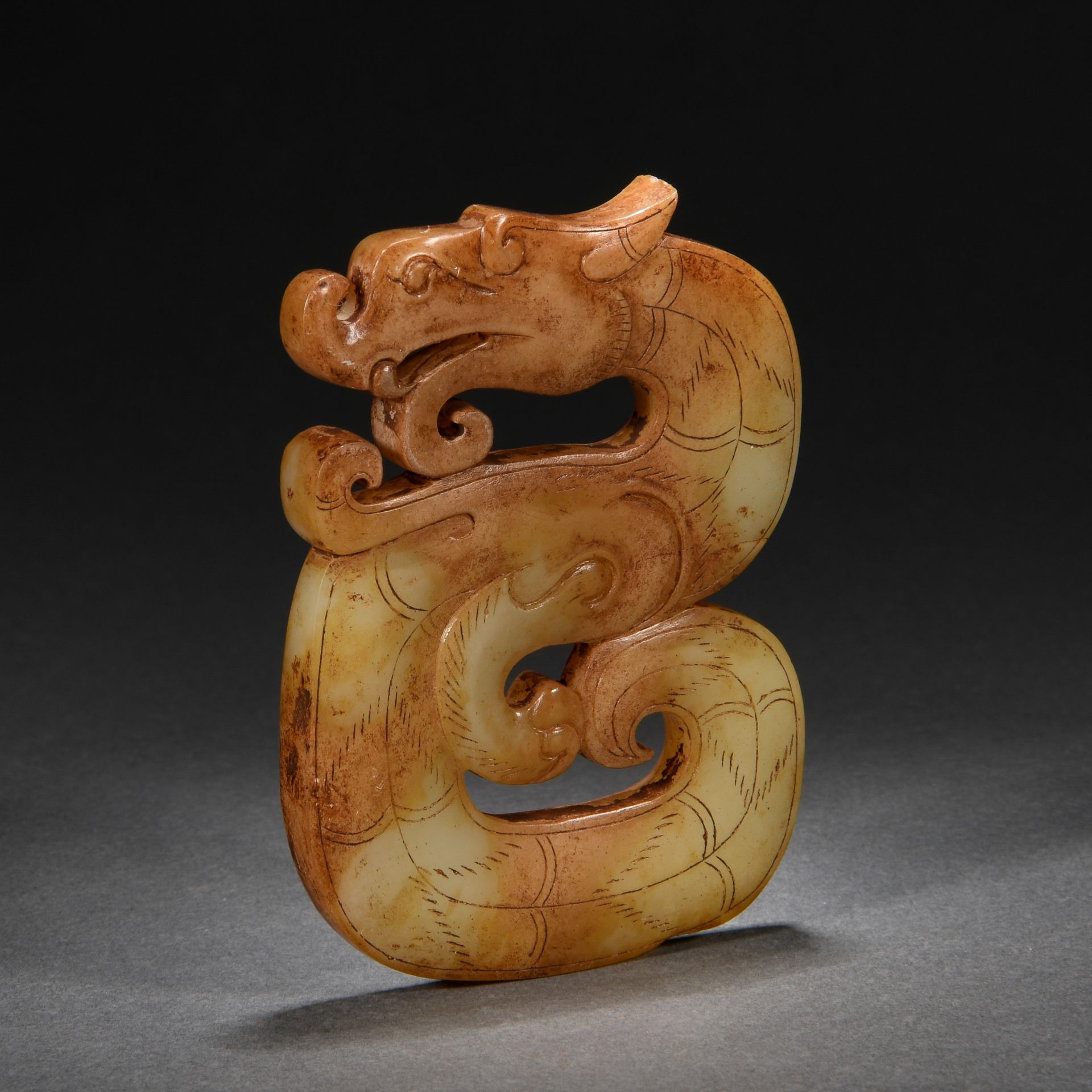 A Chinese Carved Jade Dragon Form Ornament - Bild 4 aus 7