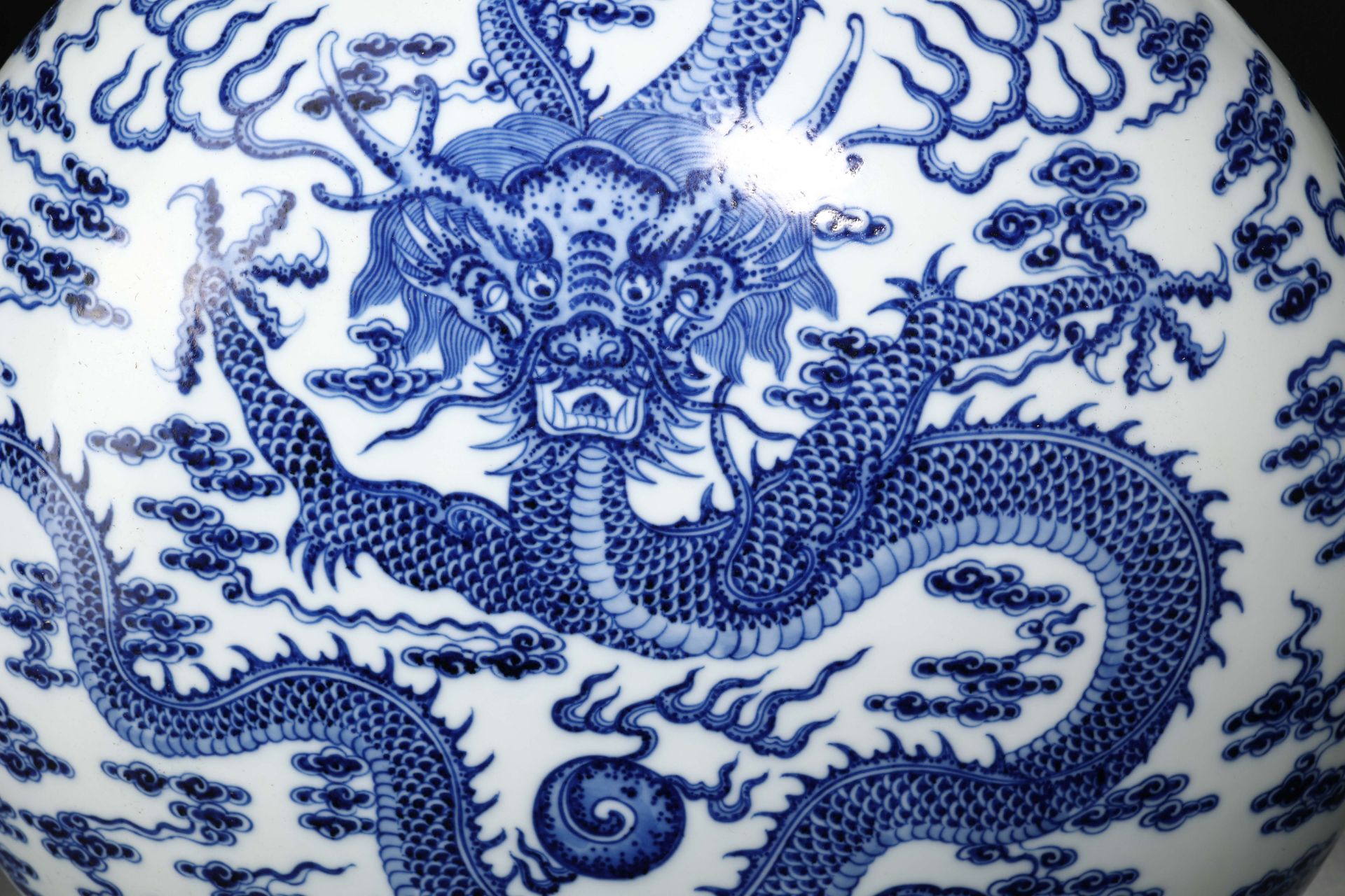 A Chinese Blue and White Dragon Moon Flask - Image 5 of 13