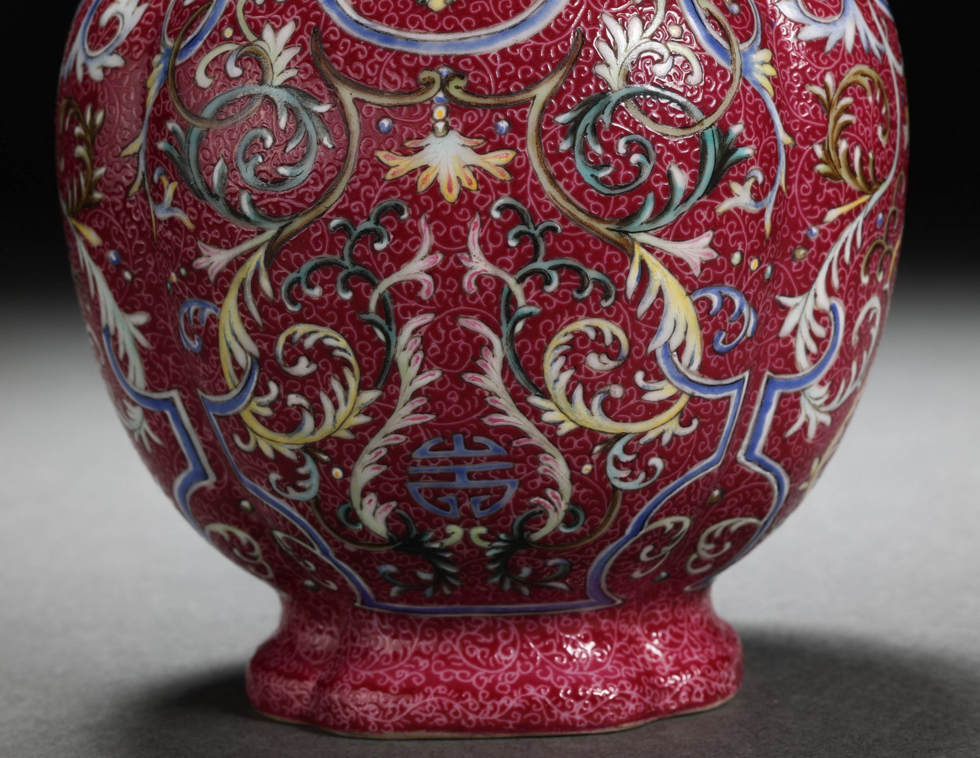 A Chinese Famille Rose and Gilt Vase - Bild 3 aus 11