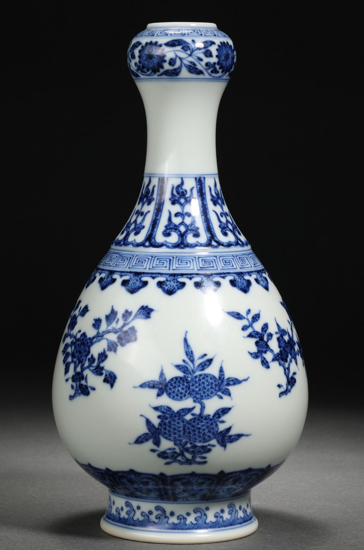 A Chinese Blue and White Garlic Head Vase - Image 5 of 10