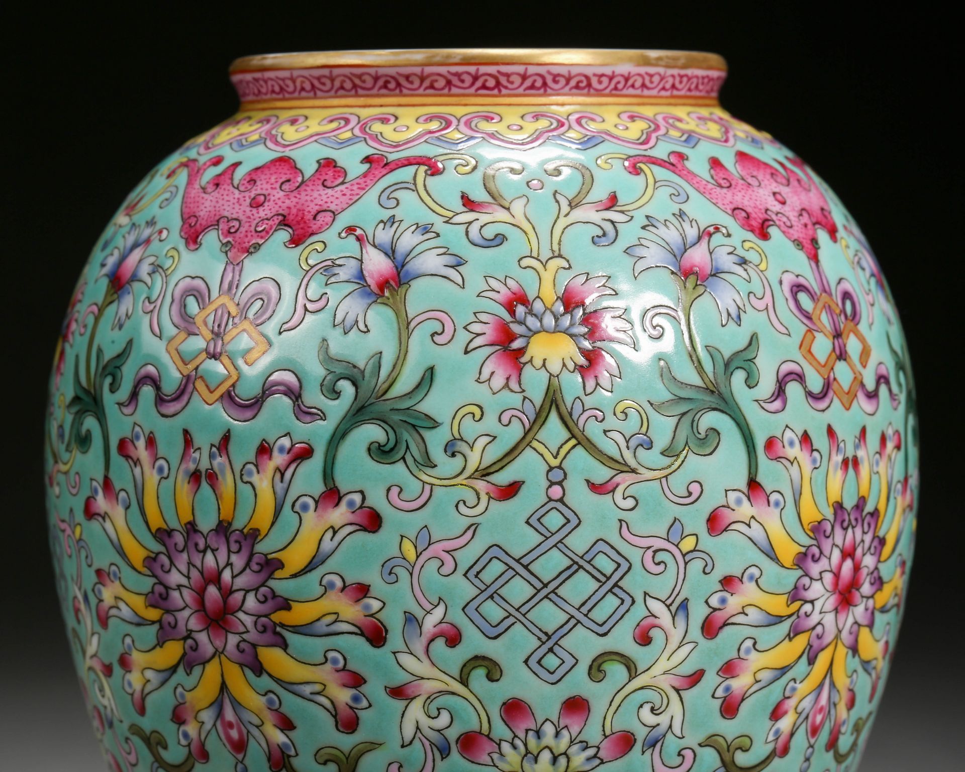 A Chinese Turquoise Ground and Famille Rose Jar with Cover - Bild 5 aus 9