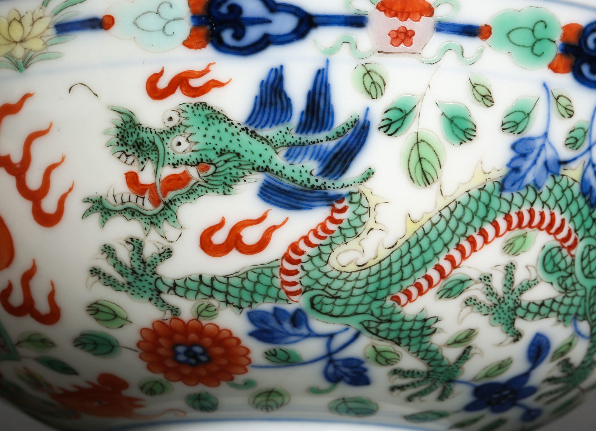 A Chinese Famille Rose Dragon Bowl - Bild 5 aus 10