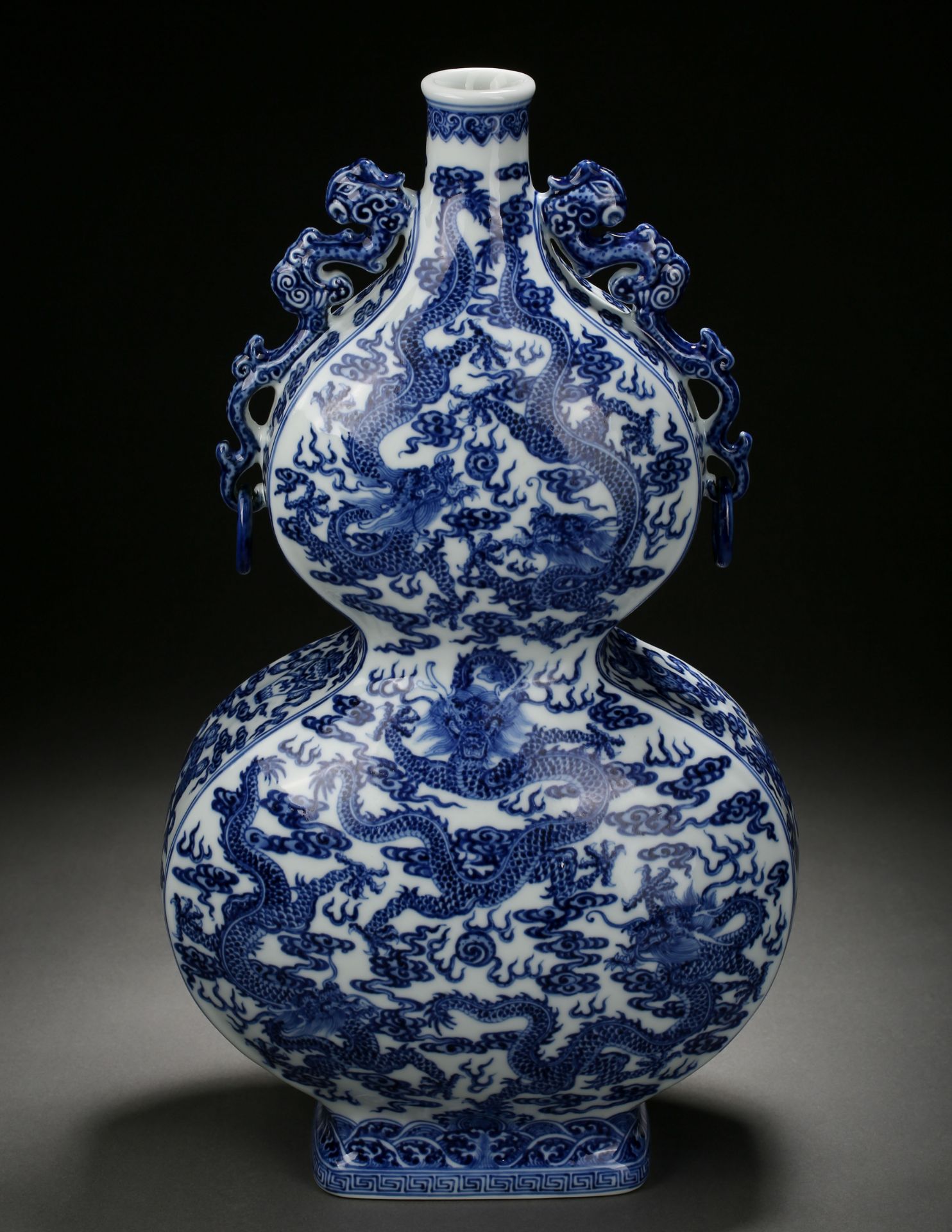 A Chinese Blue and White Dragon Double Gourds Vase - Bild 2 aus 11