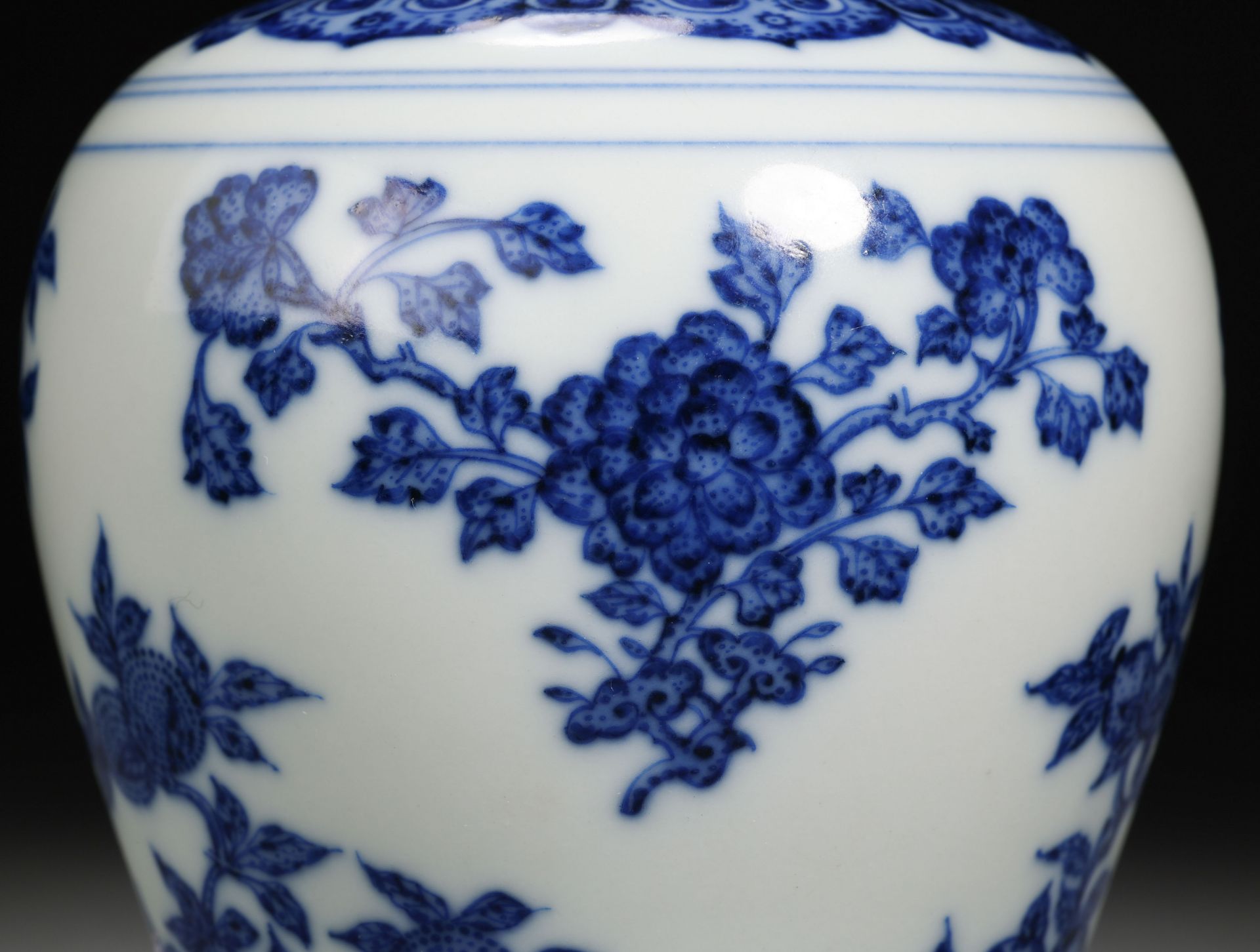 A Chinese Blue and White Fruits Vase Meiping - Bild 6 aus 9