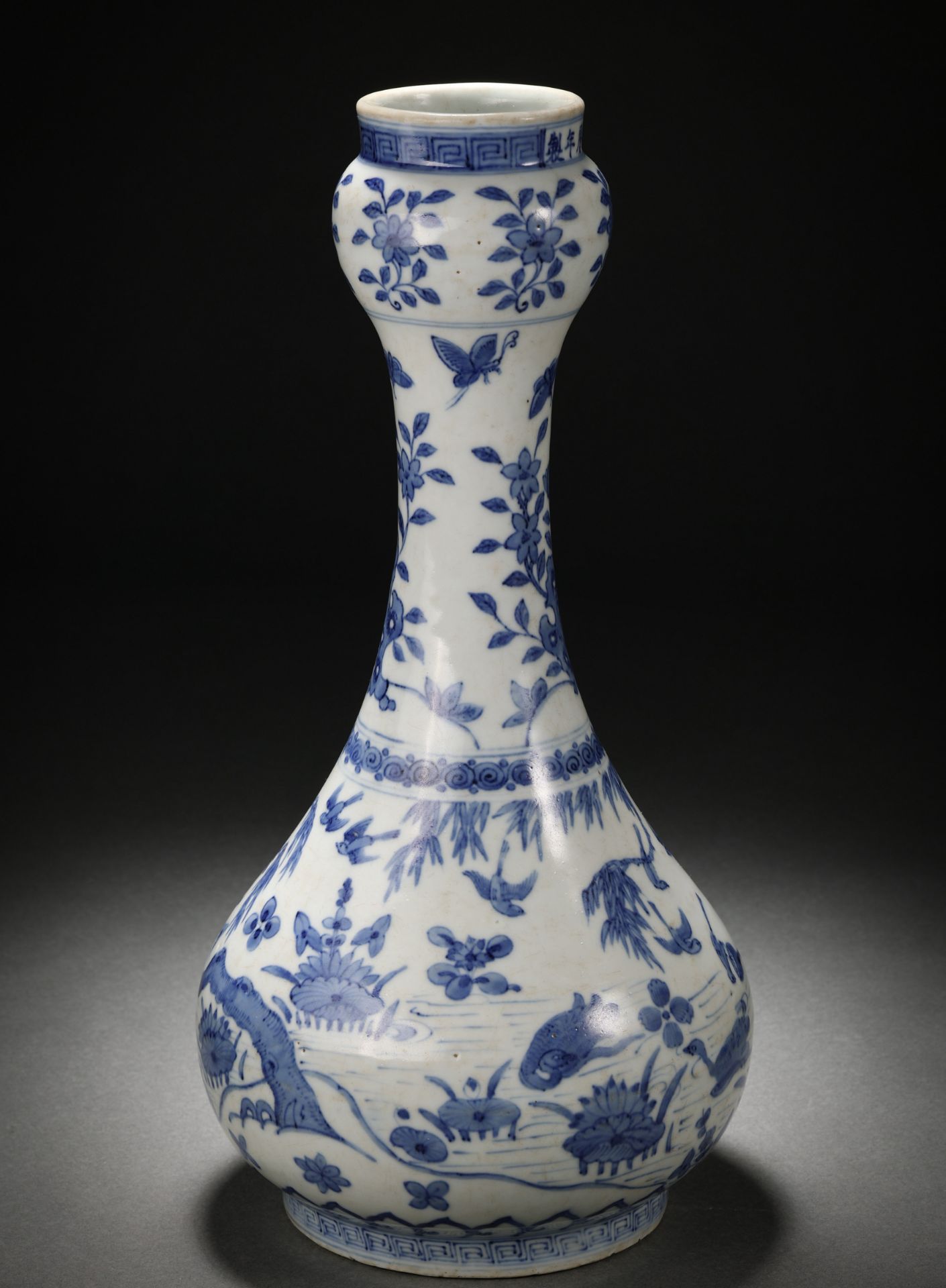 A Chinese Blue and White Garlic Head Vase - Bild 6 aus 11