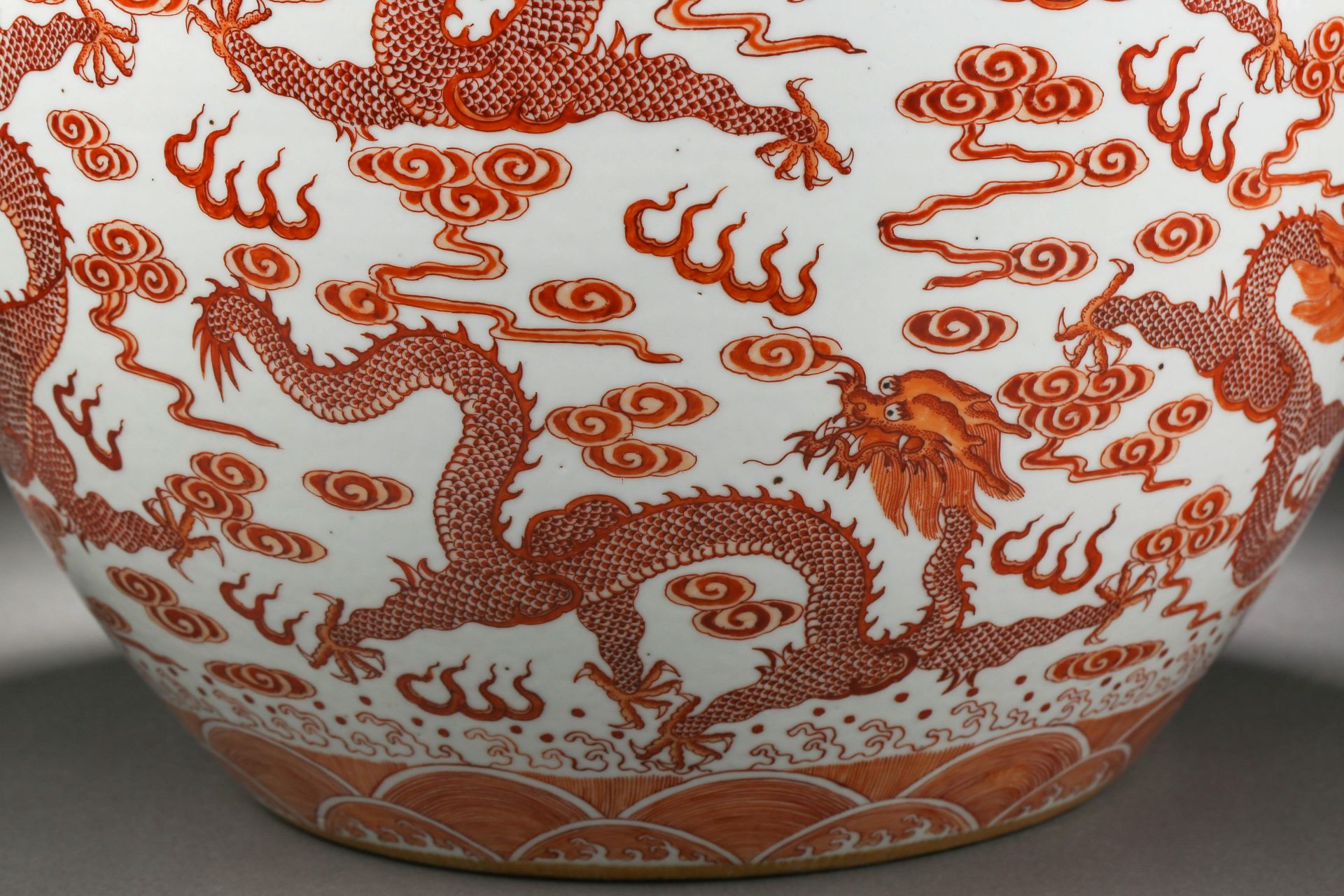 A Chinese Iron Red and Gilt Dragon Jardiniere - Bild 6 aus 12