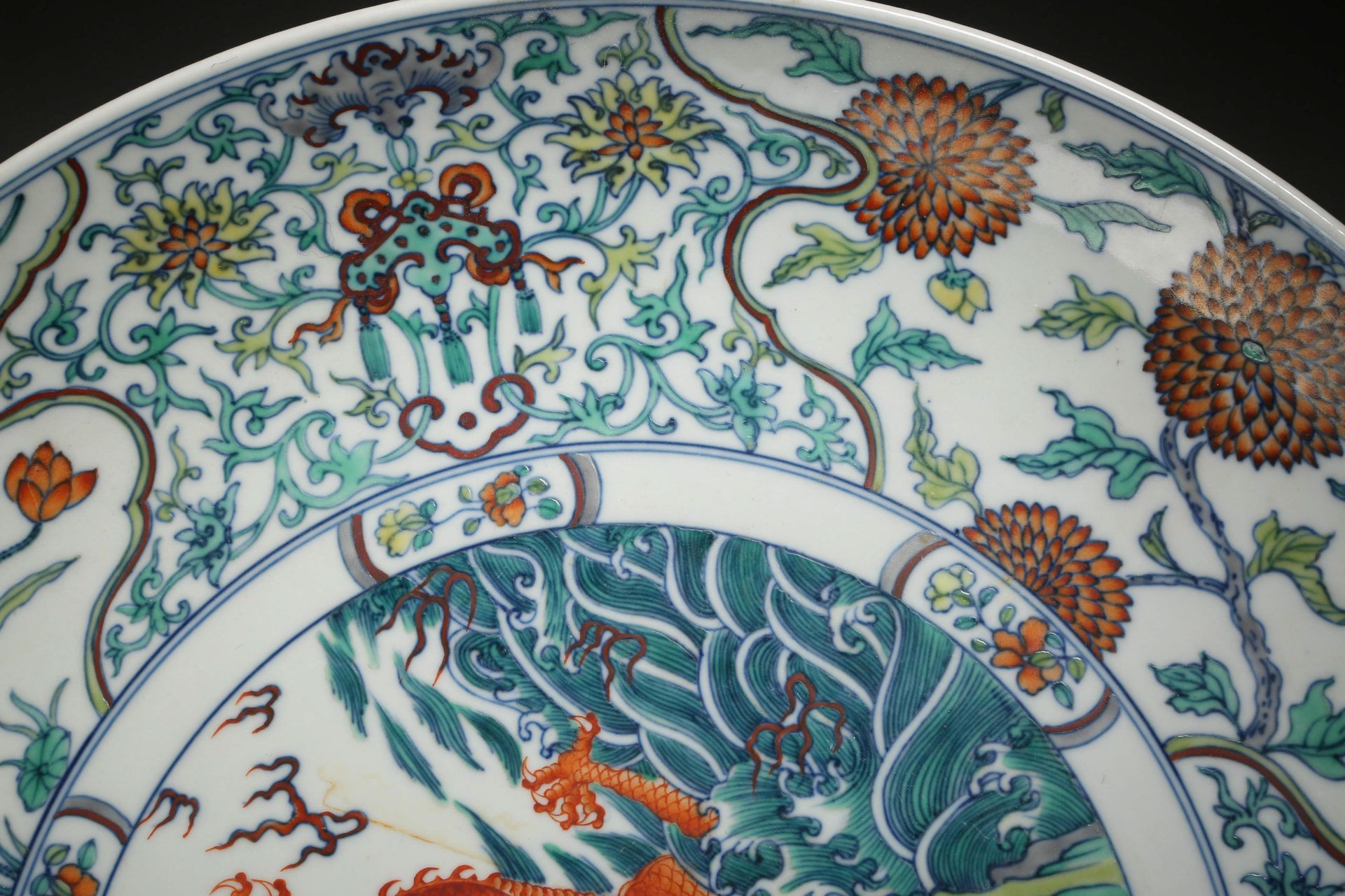 A Chinese Doucai Glaze Dragon and Waves Plate - Bild 5 aus 9