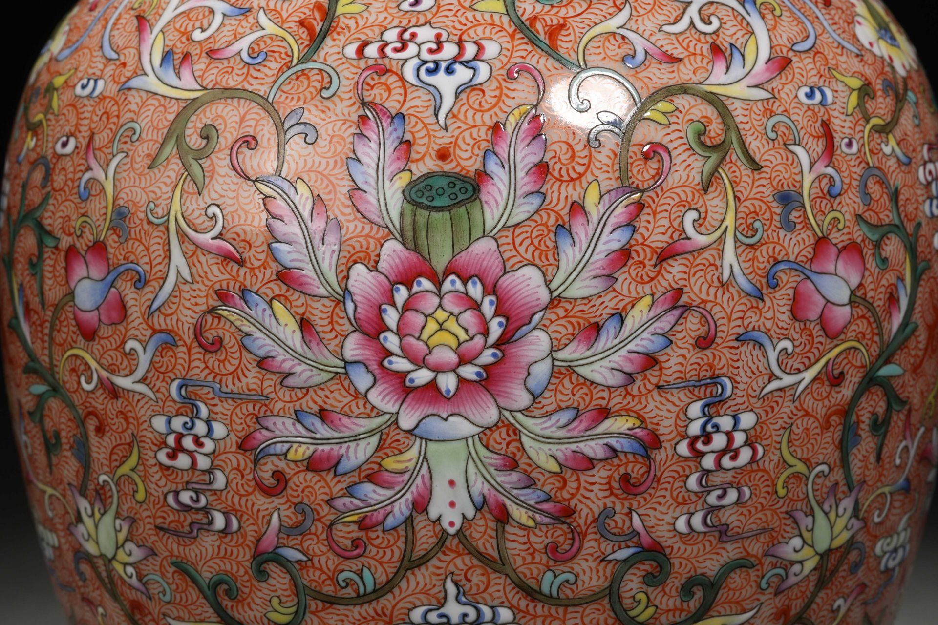 A Chinese Famille Rose Lotus Scrolls Vase - Bild 4 aus 11