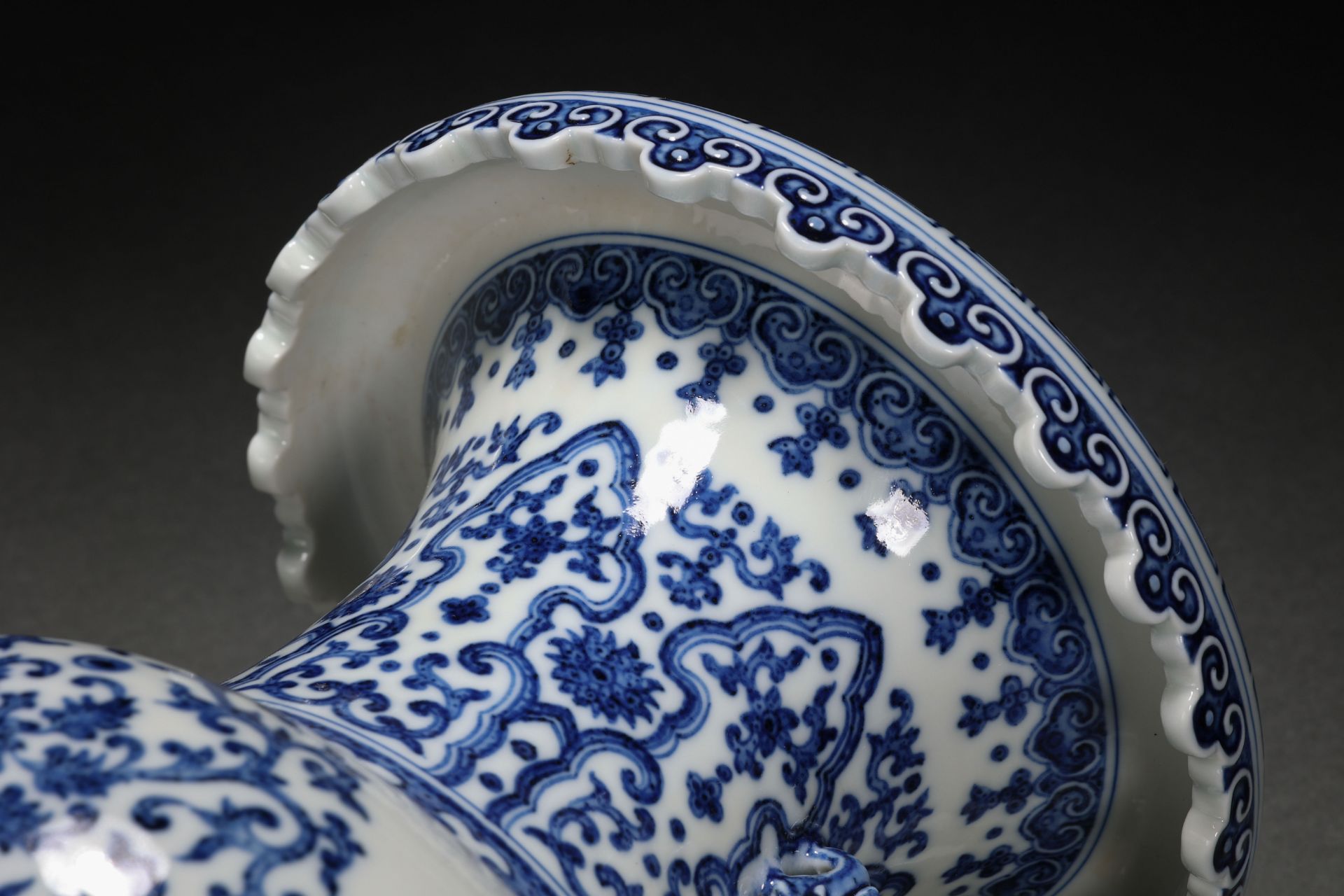 A Chinese Blue and White Floral Scrolls Zun Vase - Bild 13 aus 13
