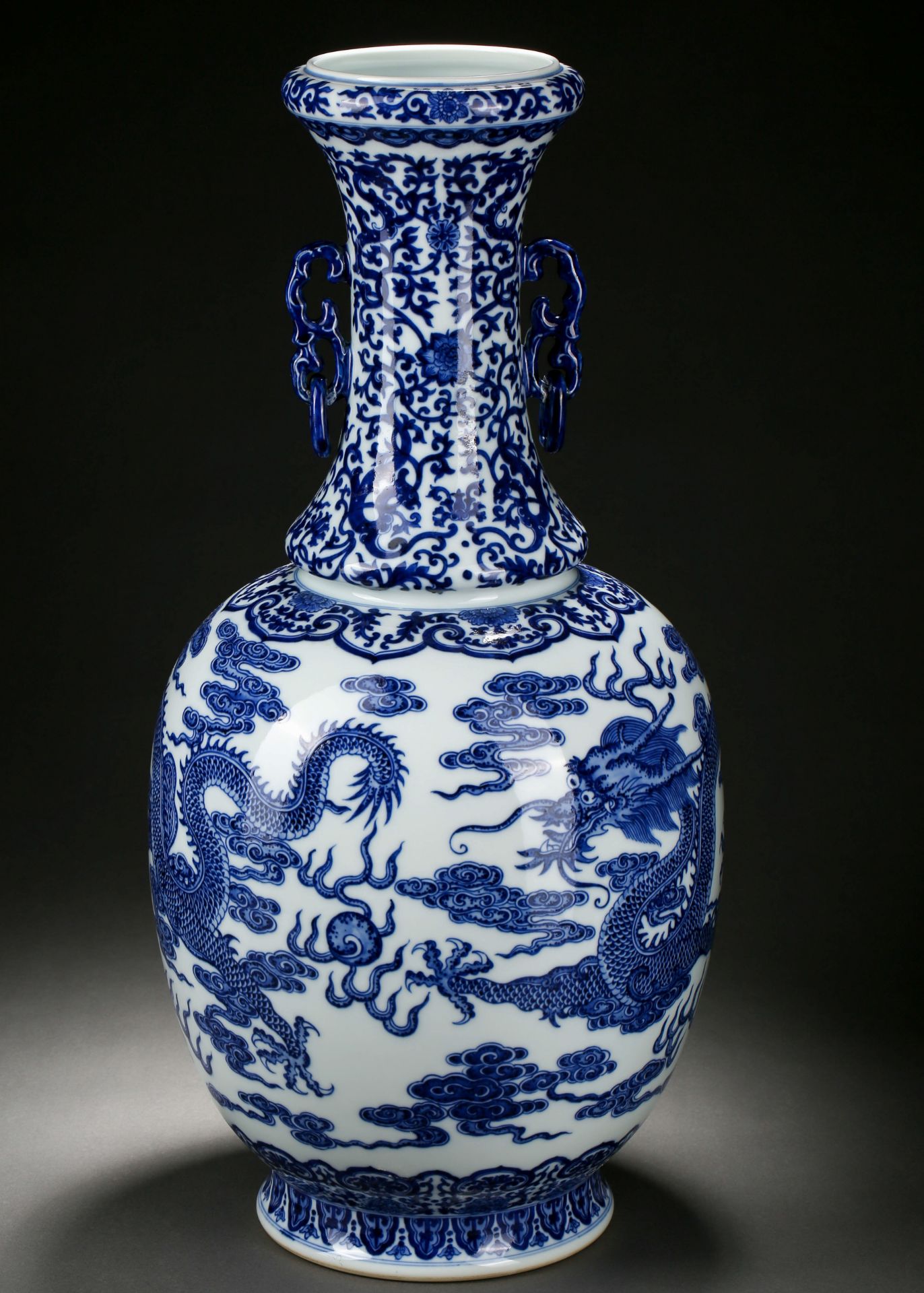 A Chinese Blue and White Dragons Vase Qianlong Mark - Bild 7 aus 11