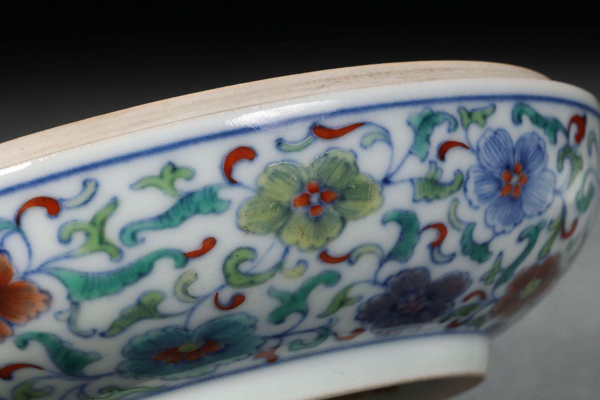 A Chinese Doucai Glaze Box with Cover - Bild 6 aus 11