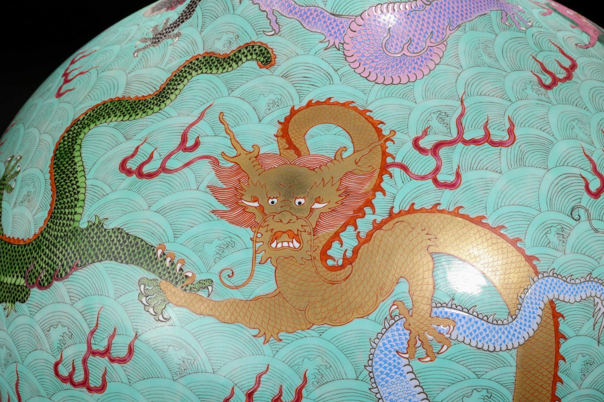 A Chinese Famille Rose and Gilt Dragon Globular Vase - Bild 3 aus 16