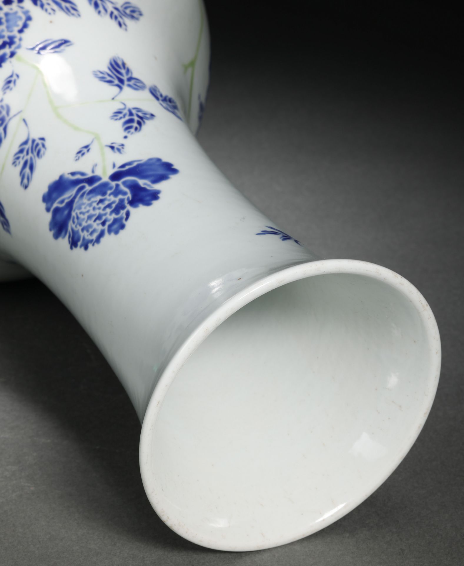 A Chinese Blue and White Flroal Vase - Image 9 of 11