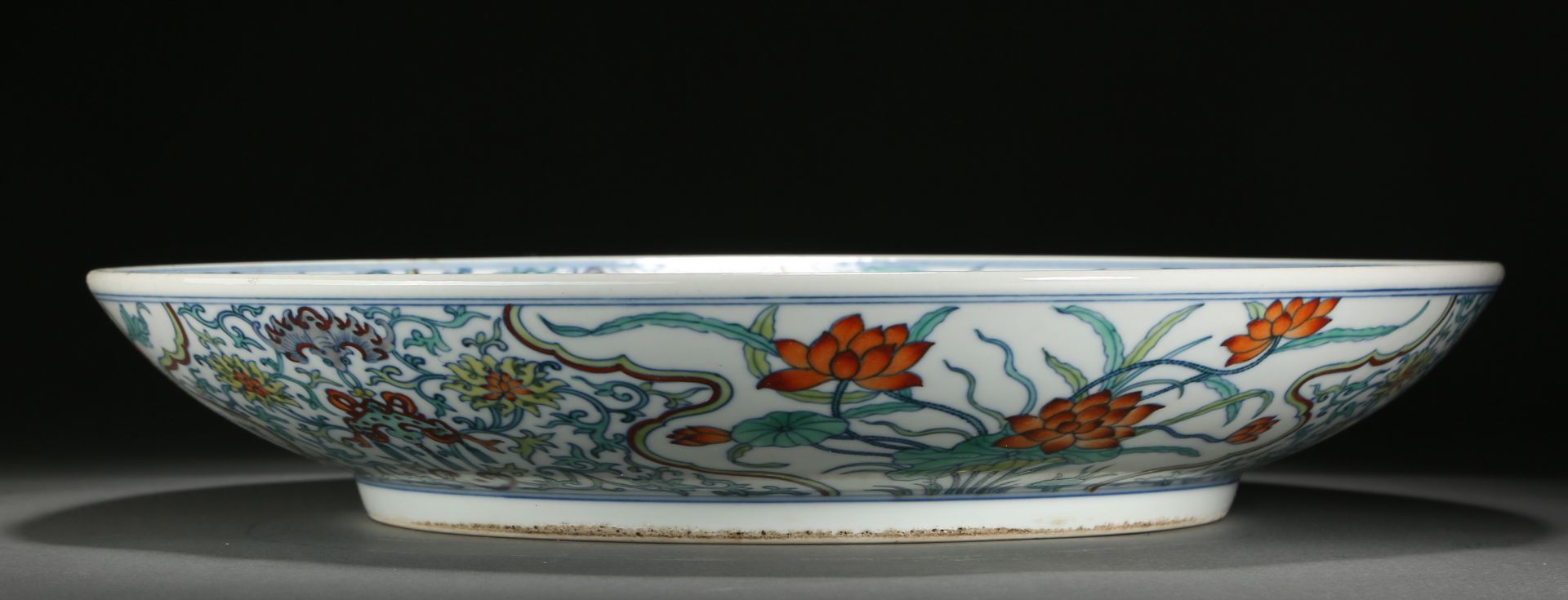 A Chinese Doucai Glaze Dragon and Waves Plate - Bild 2 aus 9