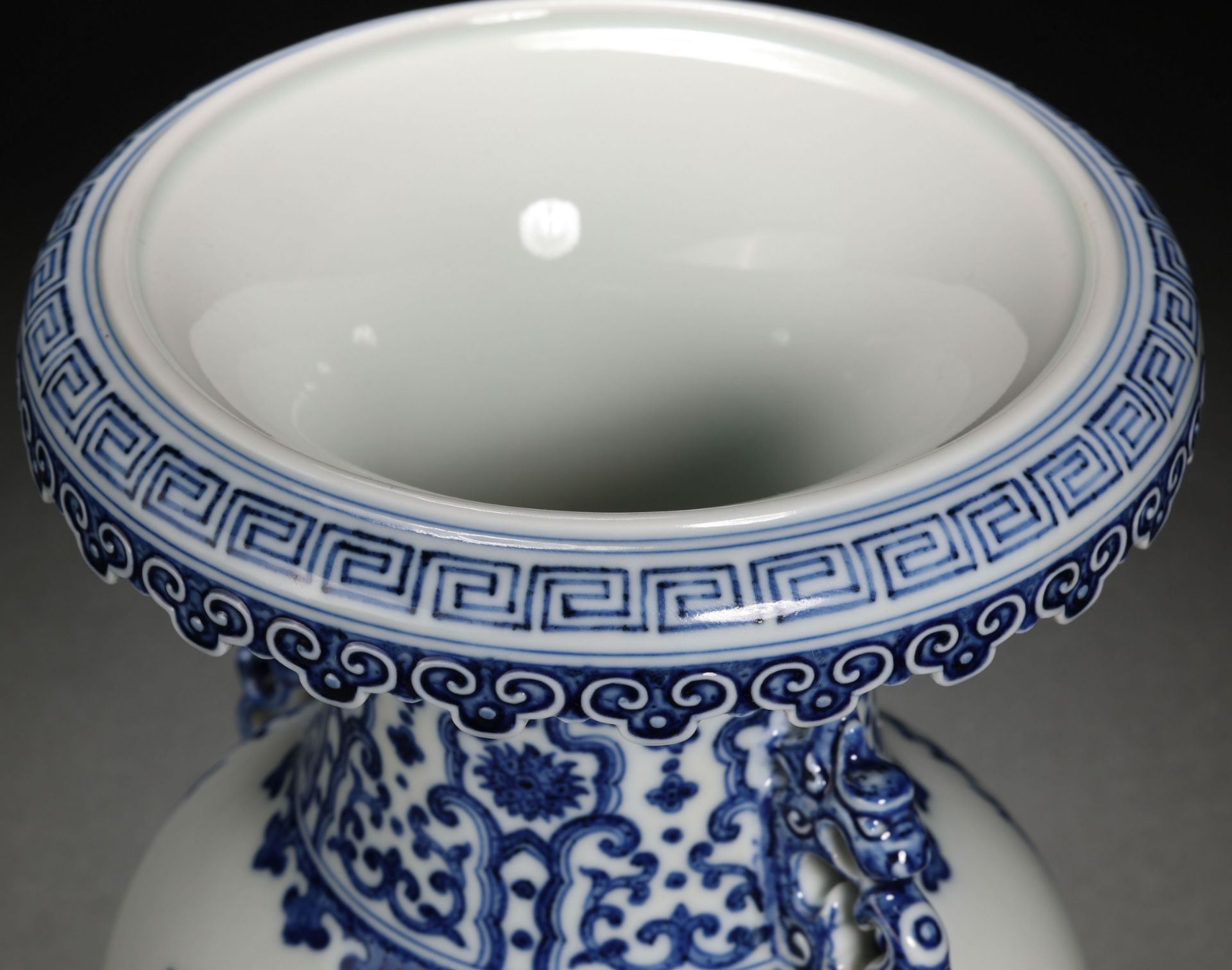 A Chinese Blue and White Floral Scrolls Zun Vase - Bild 7 aus 13