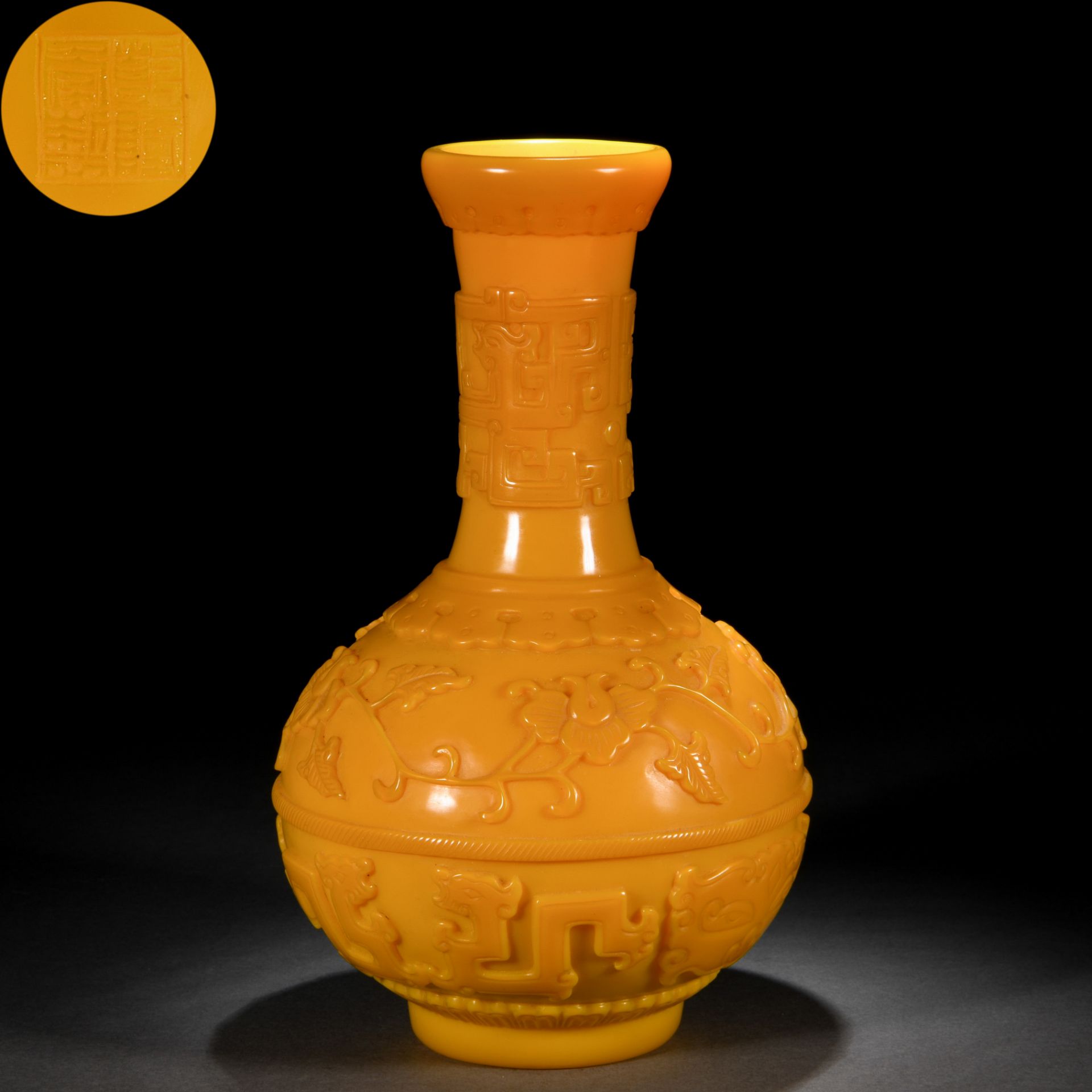 A Chinese Archaic Peking Glass Bottle Vase