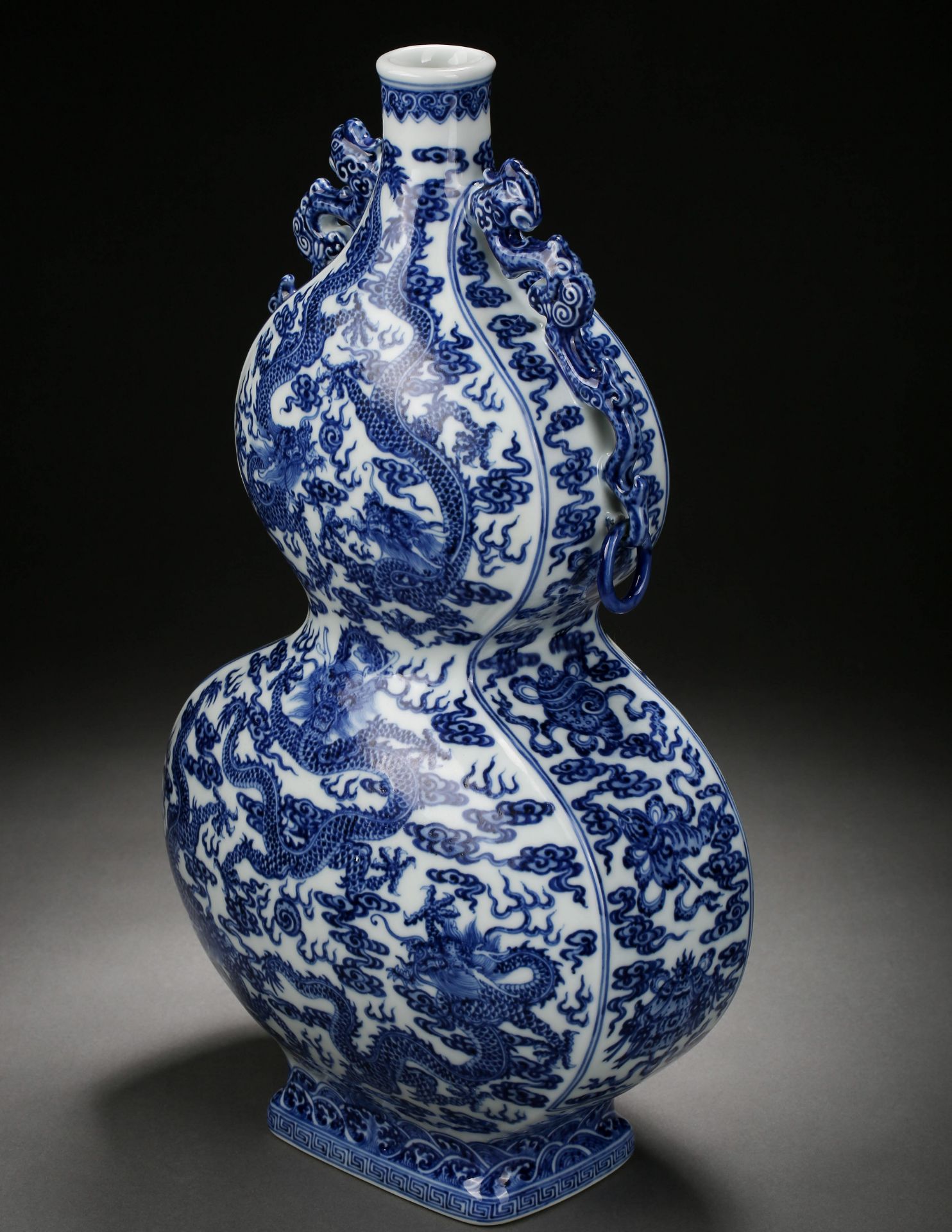 A Chinese Blue and White Dragon Double Gourds Vase - Bild 3 aus 11