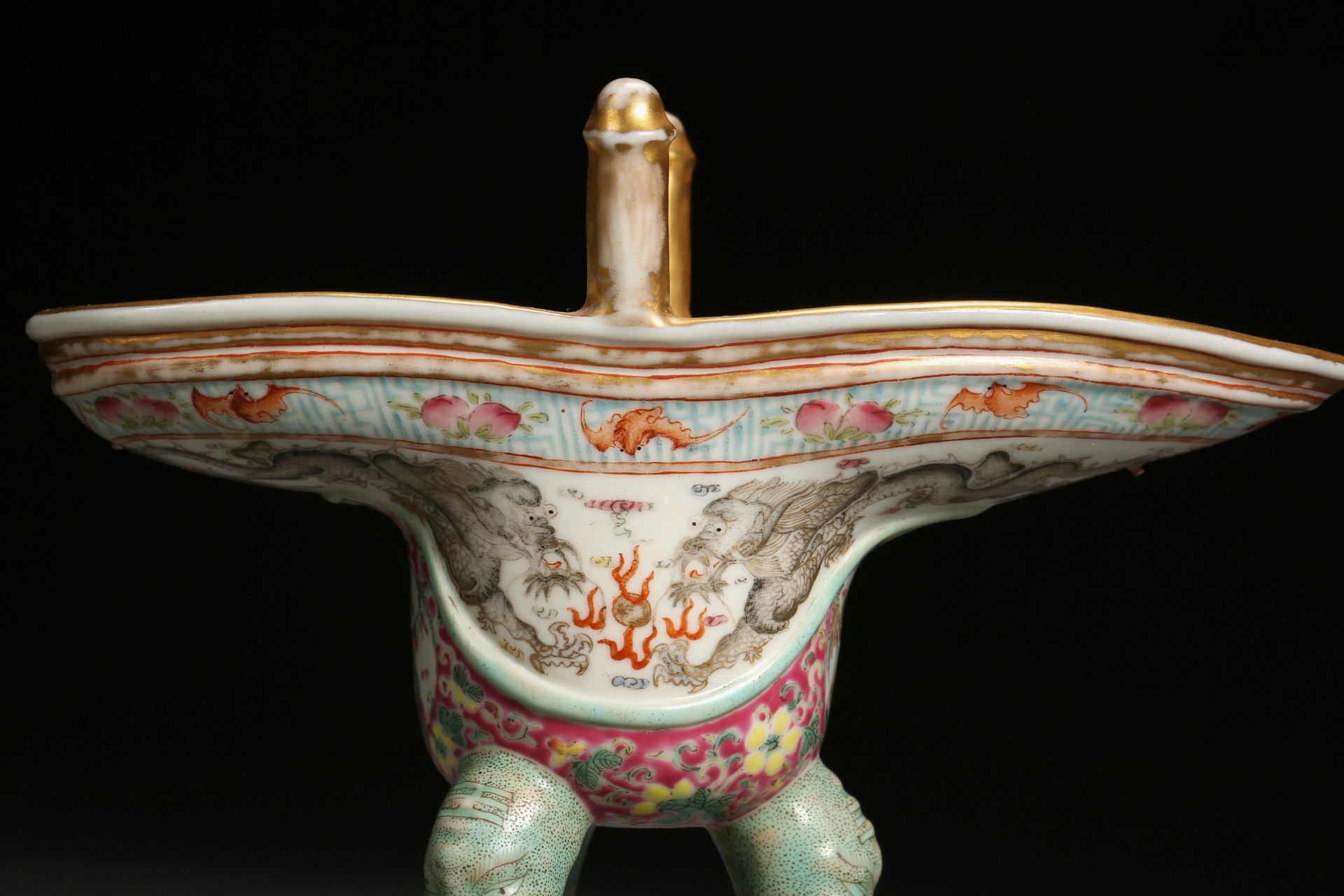 A Chinese Famille Rose and Gilt Wine Vessel Jue - Bild 4 aus 10