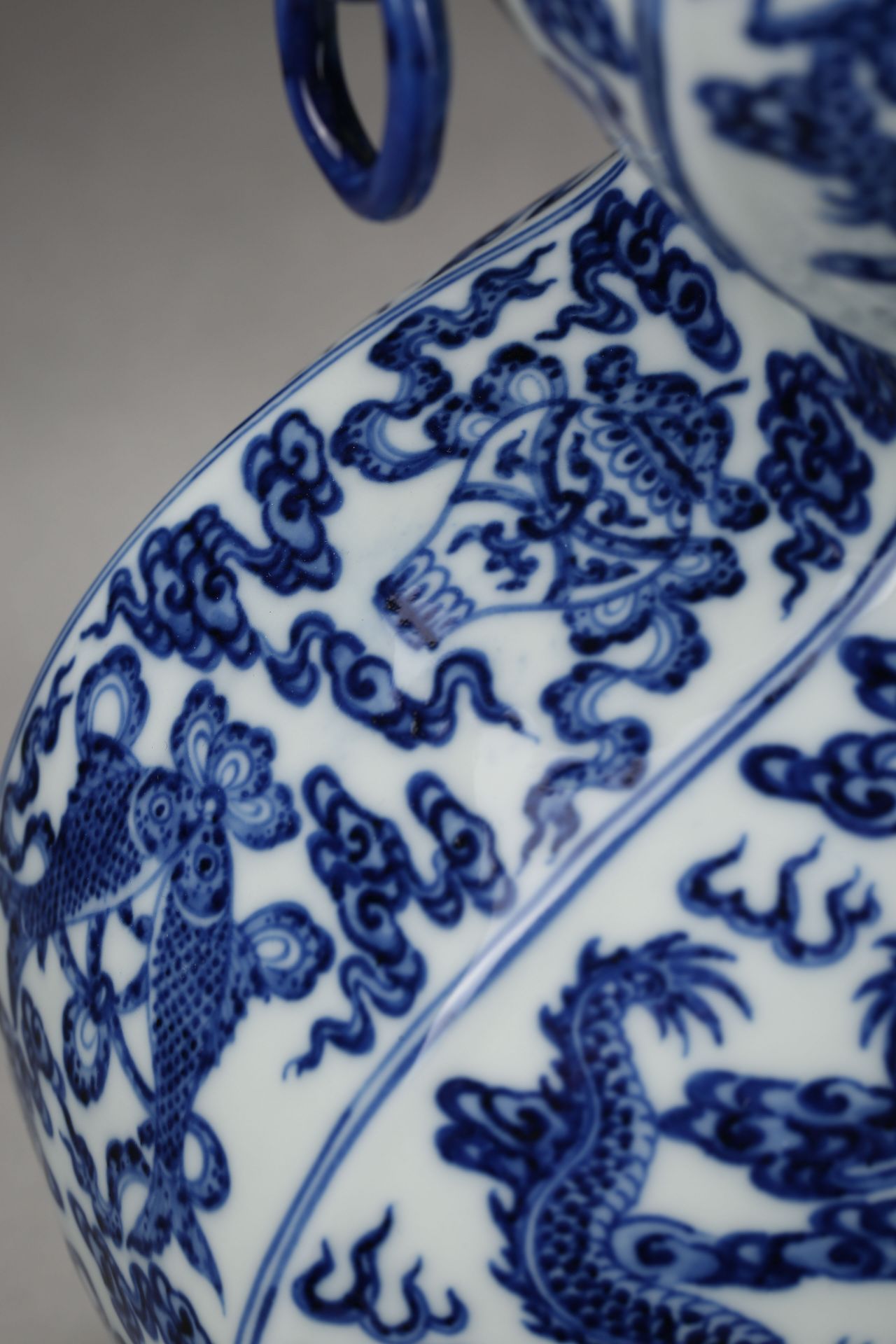 A Chinese Blue and White Dragon Double Gourds Vase - Bild 8 aus 11