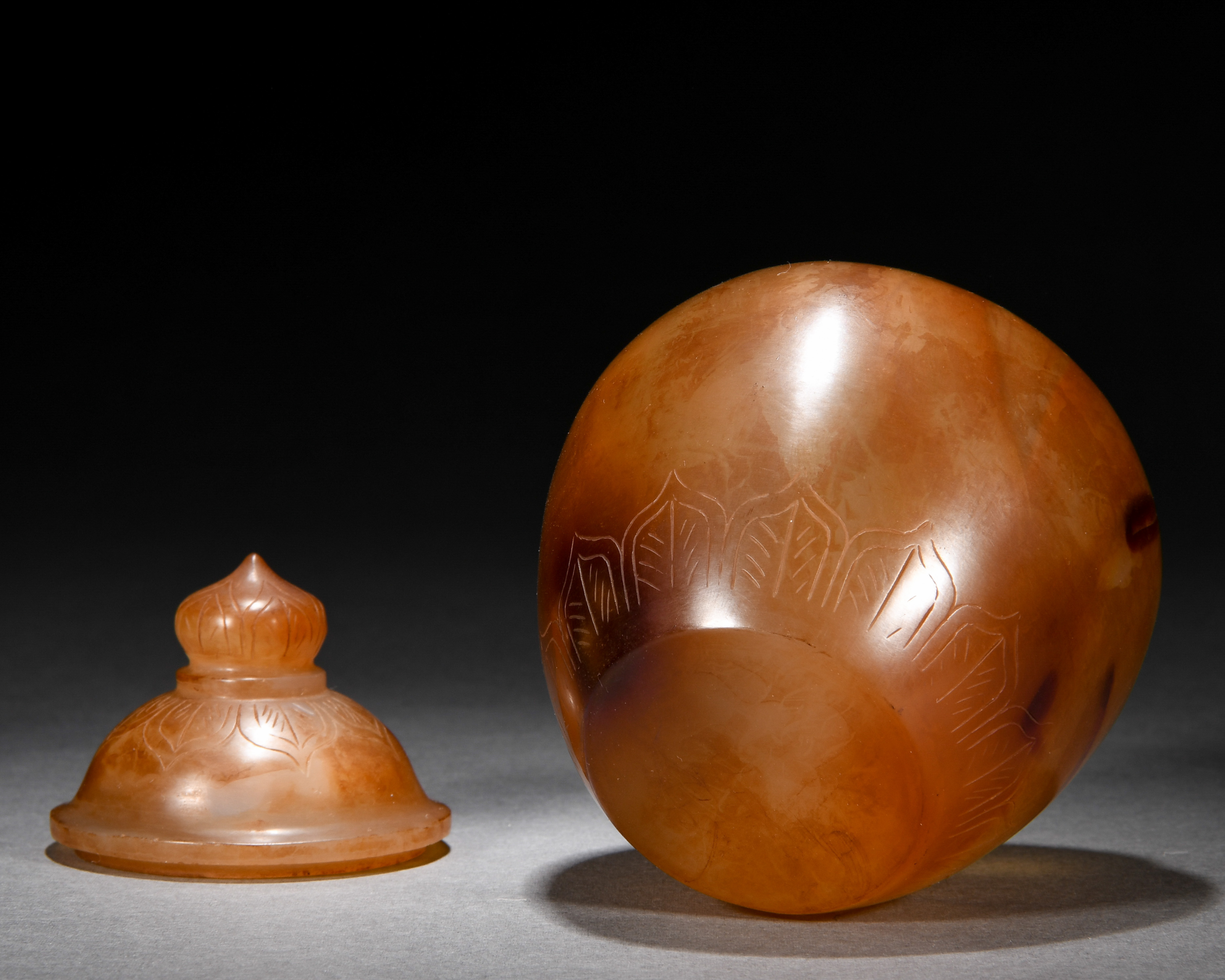 A Chinese Carved Agate Jar with Cover - Image 8 of 8