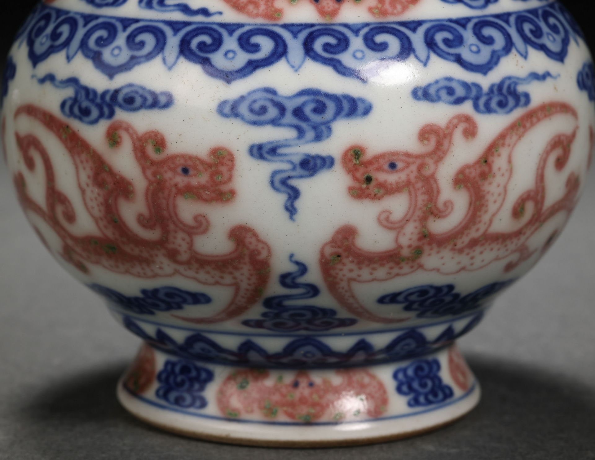 A Chinese Under glaze Blue and Copper Red Phoenix Spitton - Bild 7 aus 10