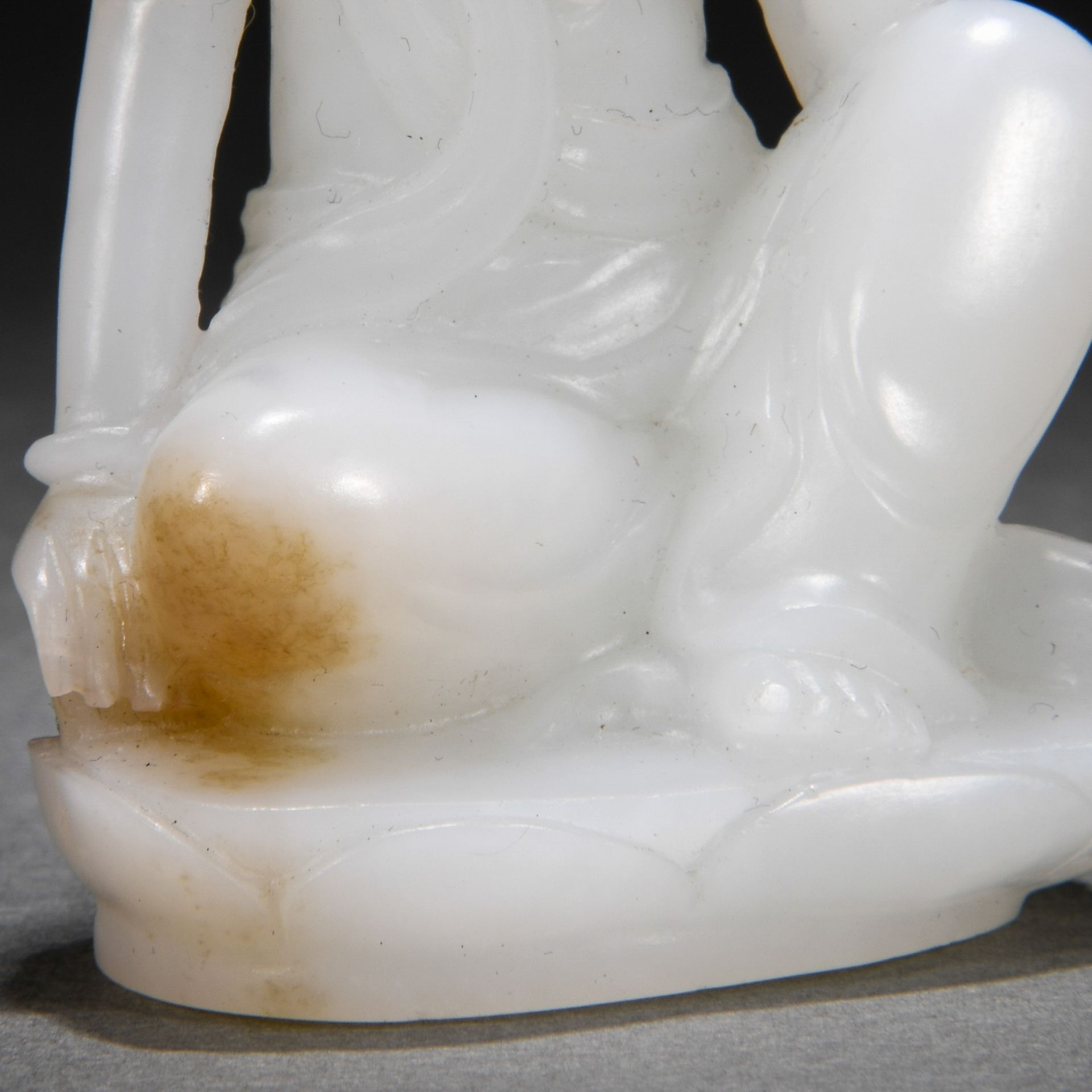 A Chinese Carved White Jade Seated Guanyin - Image 5 of 9