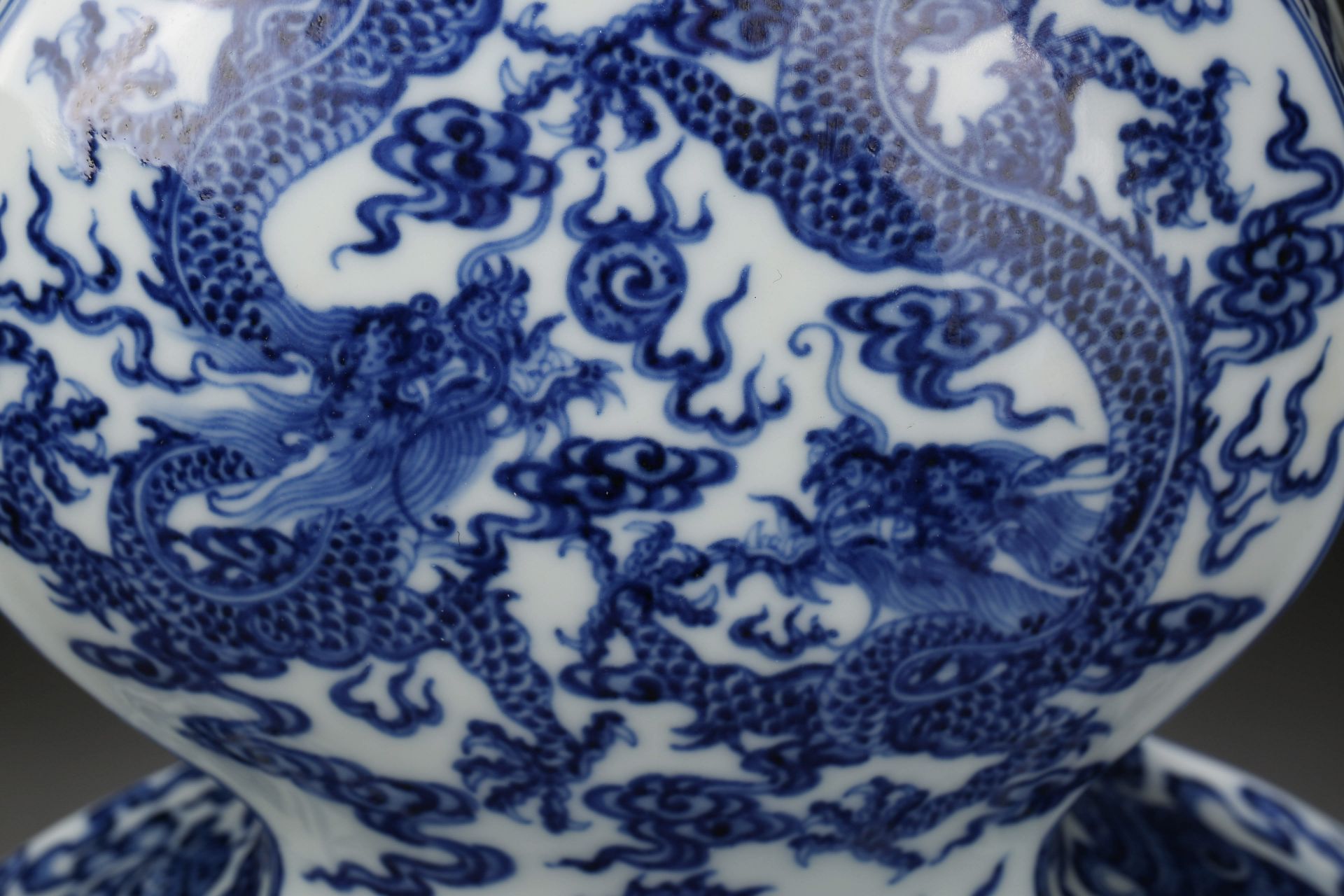 A Chinese Blue and White Dragon Double Gourds Vase - Bild 6 aus 11