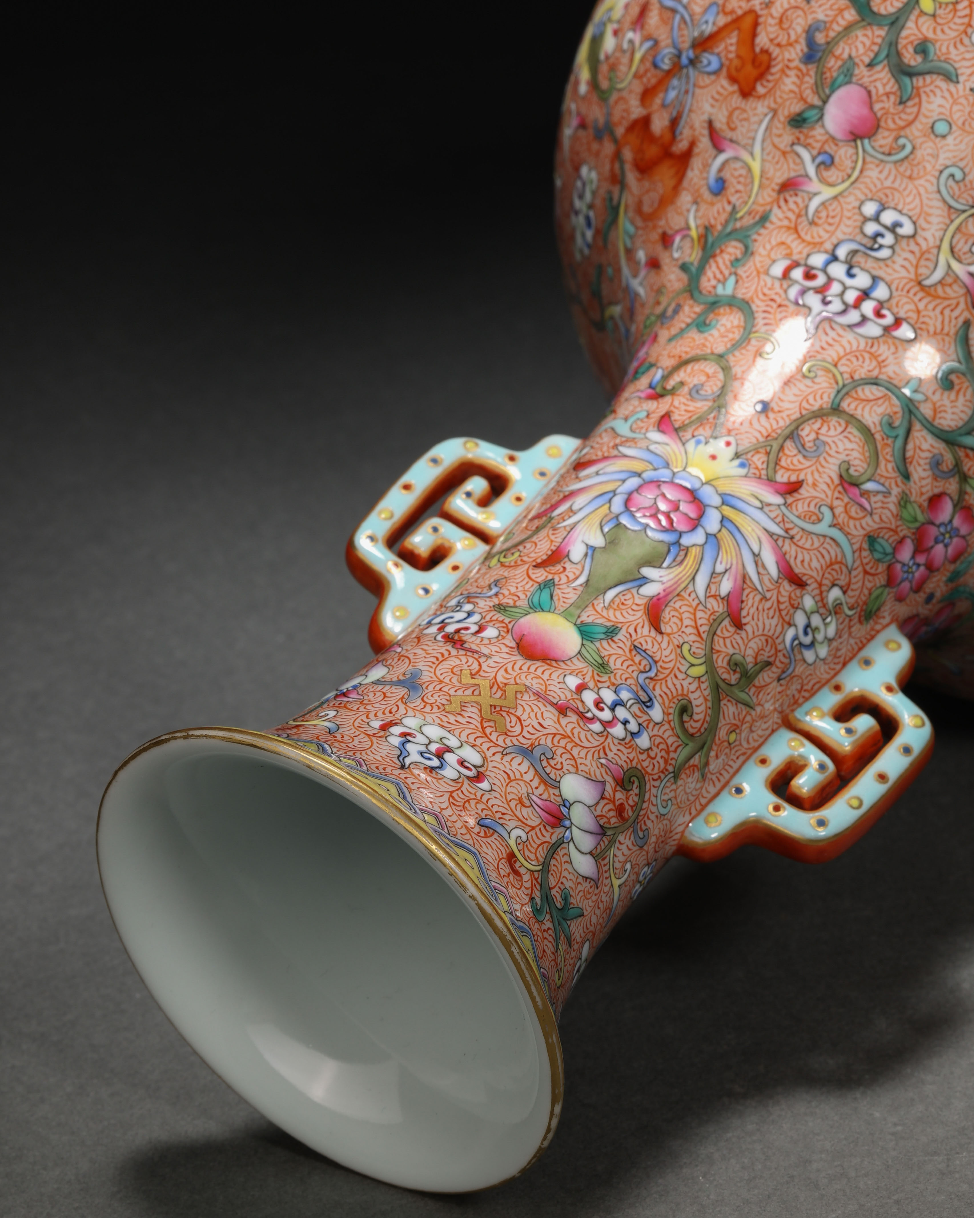 A Chinese Famille Rose Lotus Scrolls Vase - Image 9 of 11