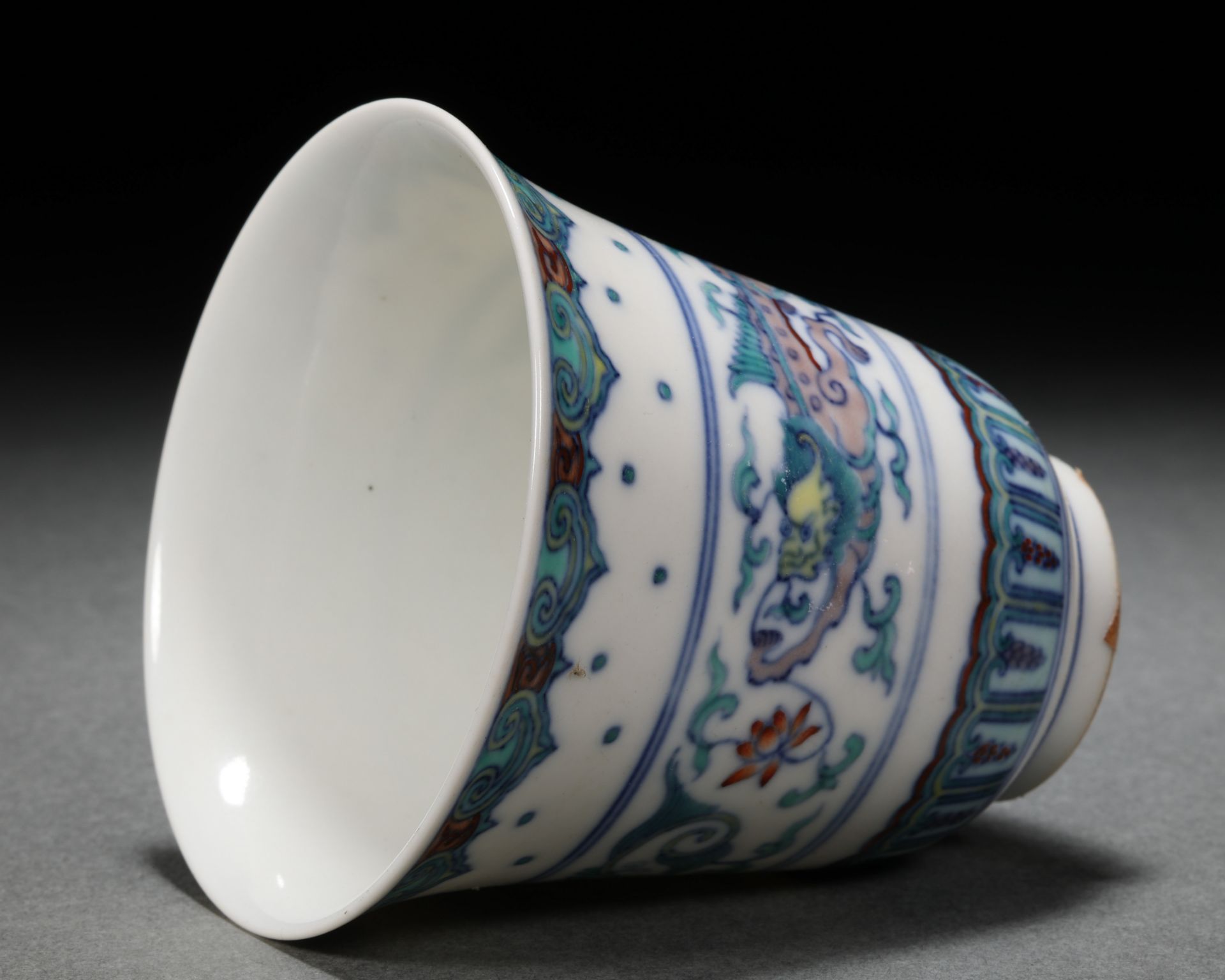 A Chinese Doucai Glaze Dragon Cup - Bild 5 aus 8