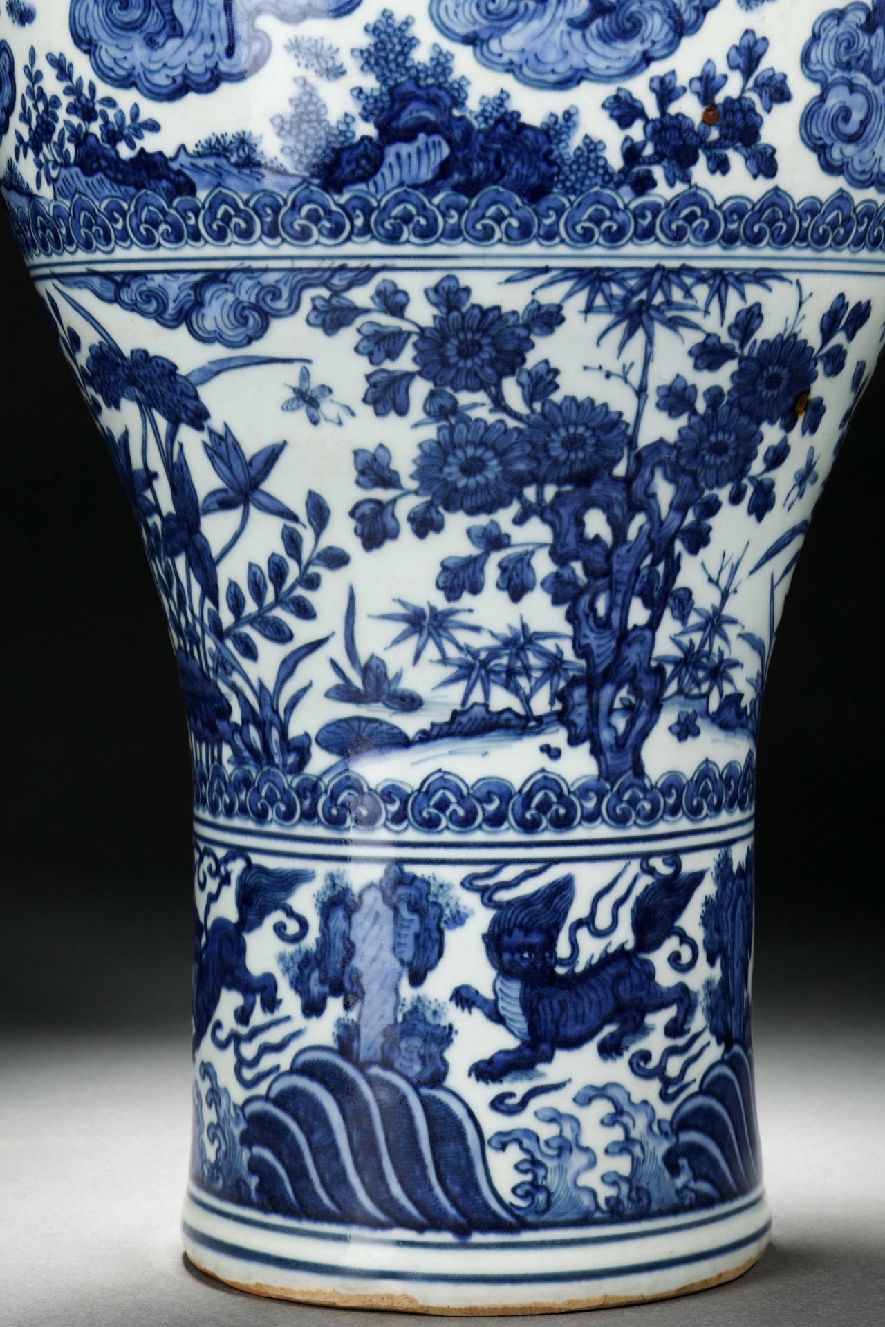 A Chinese Blue and White Figural Story Vase Meiping - Bild 7 aus 11