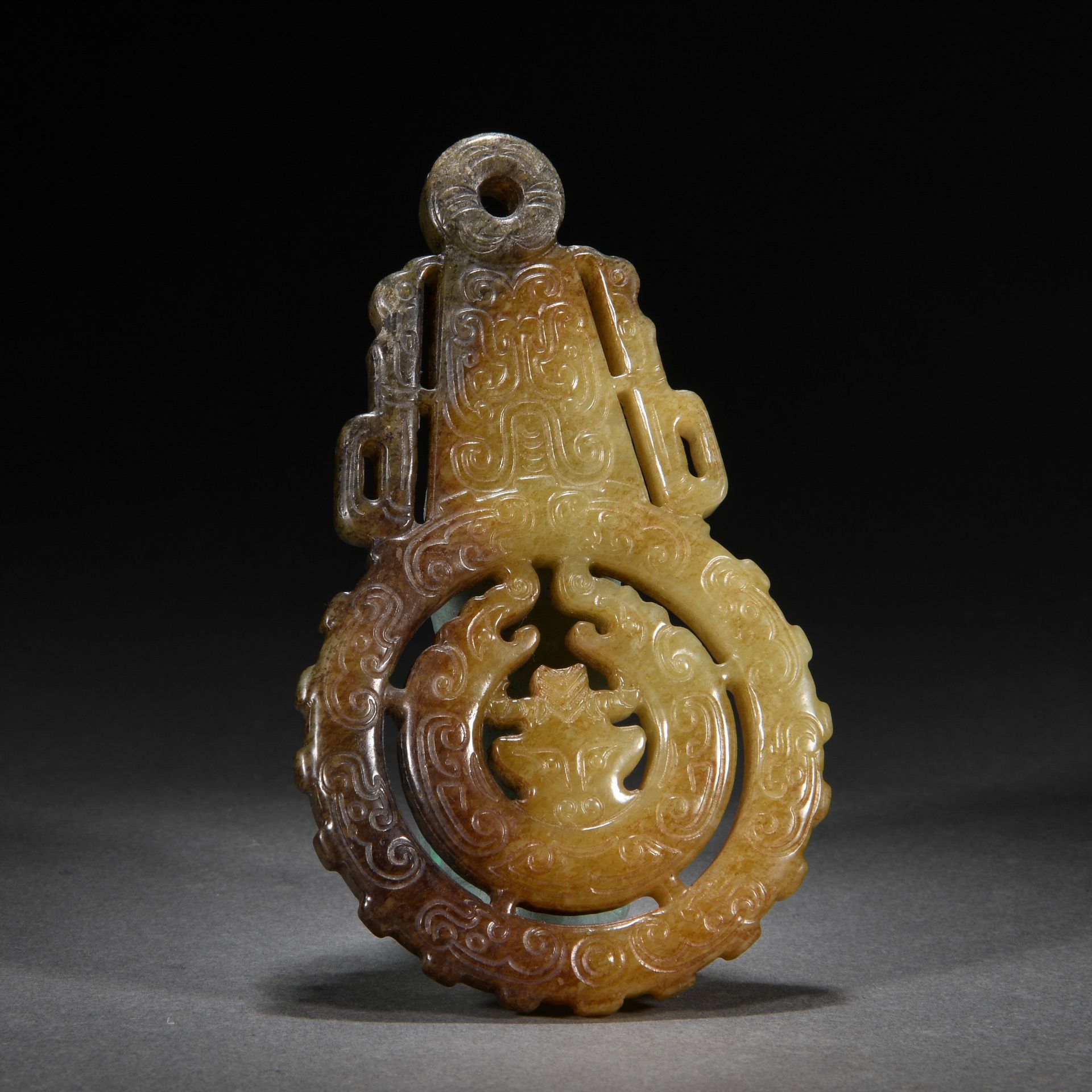 A Chinese Carved Jade Ornament - Bild 6 aus 8